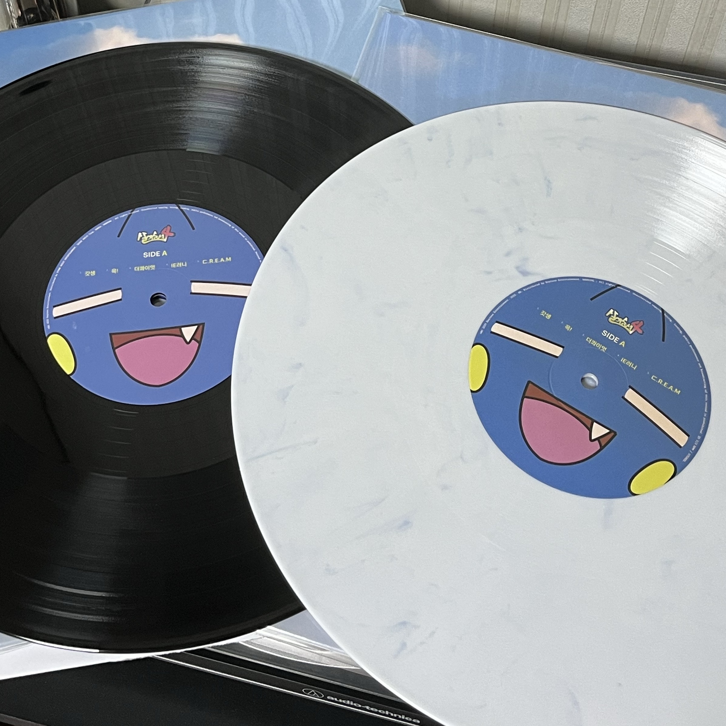 Yumdda 5st Album Live and Breathe 4 LP White Marble, Yumdda 5st Album Live and Breathe 4 (KMA Non-award Memorial Edition) LP Black 착용 스타일 - 3