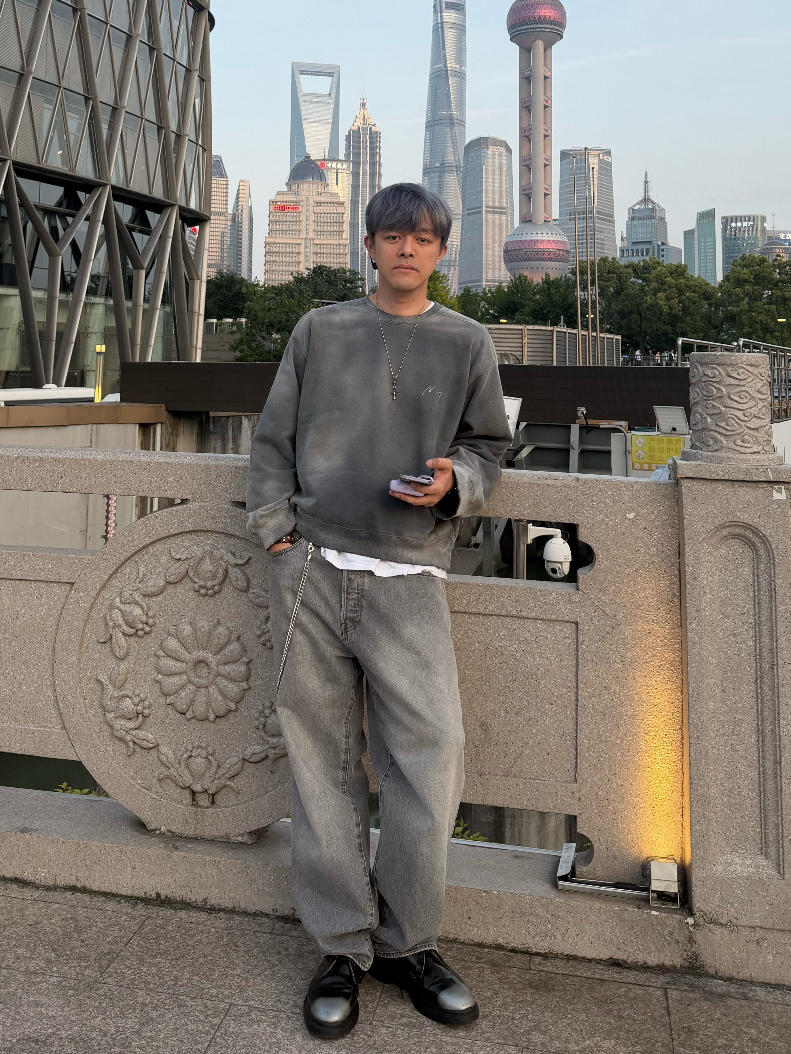 Ancellm Unevenness Sweatshirt Gray, Dr. Martens x Supreme 1461 Gray Silver 착용 스타일 - 2