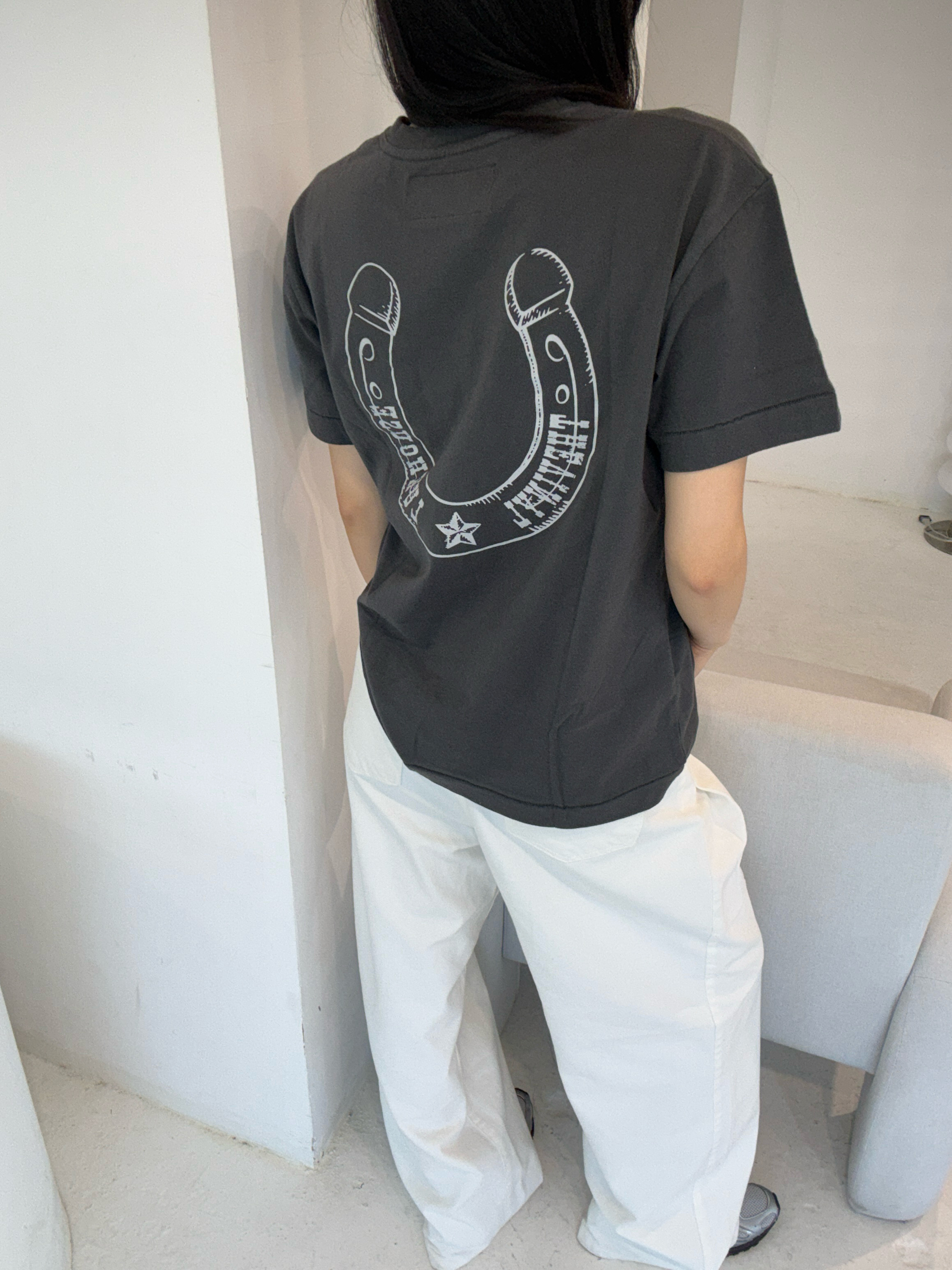 [KREAM 단독] Thevinylhouse Lucky House Tee Charcoal 착용 스타일 - 8