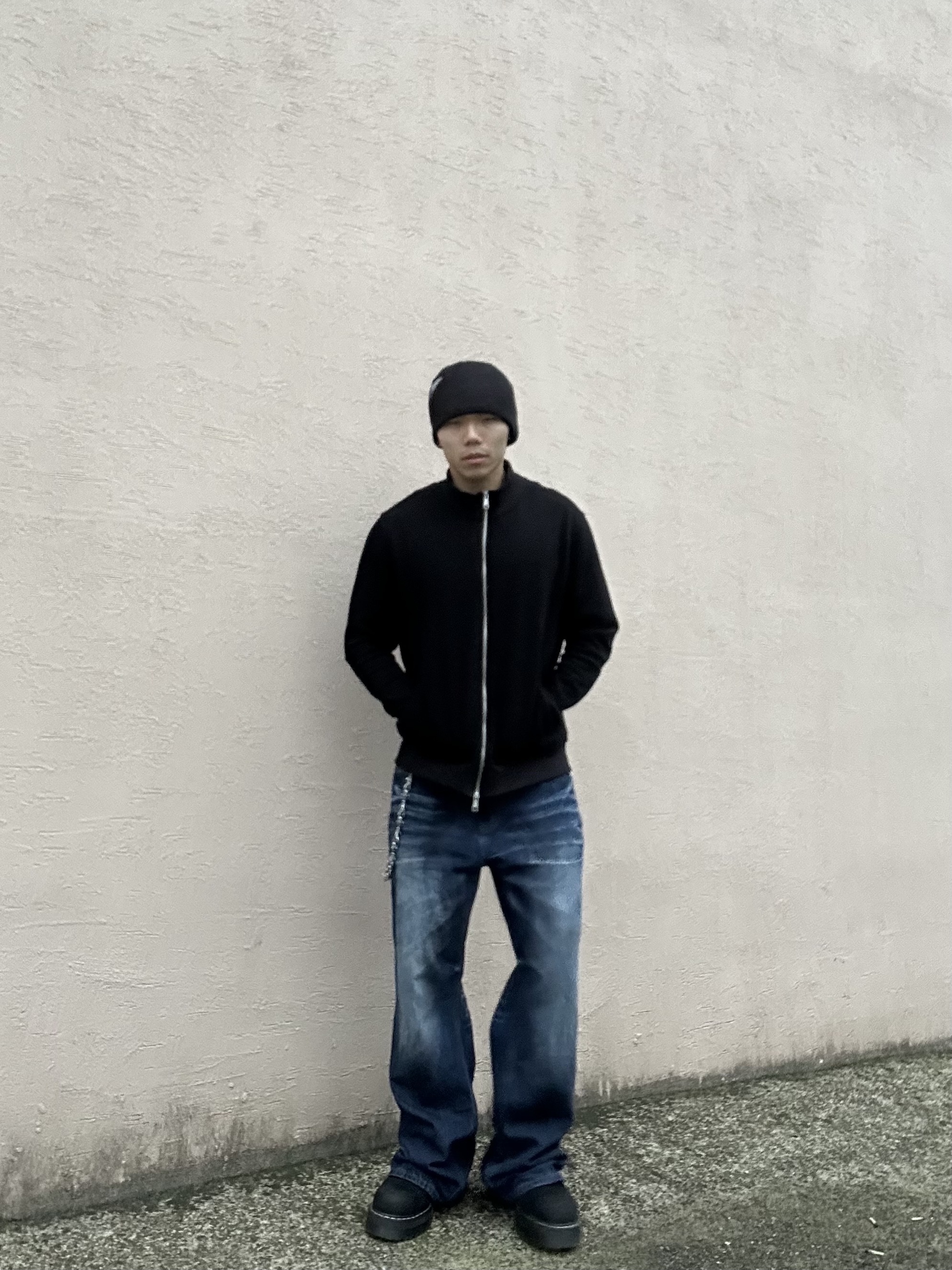 AX CONNECTION Summer Oil Washed Flare Denim Pants, ETCE Logo Jacquard Beanie Black 착용 스타일 - 2