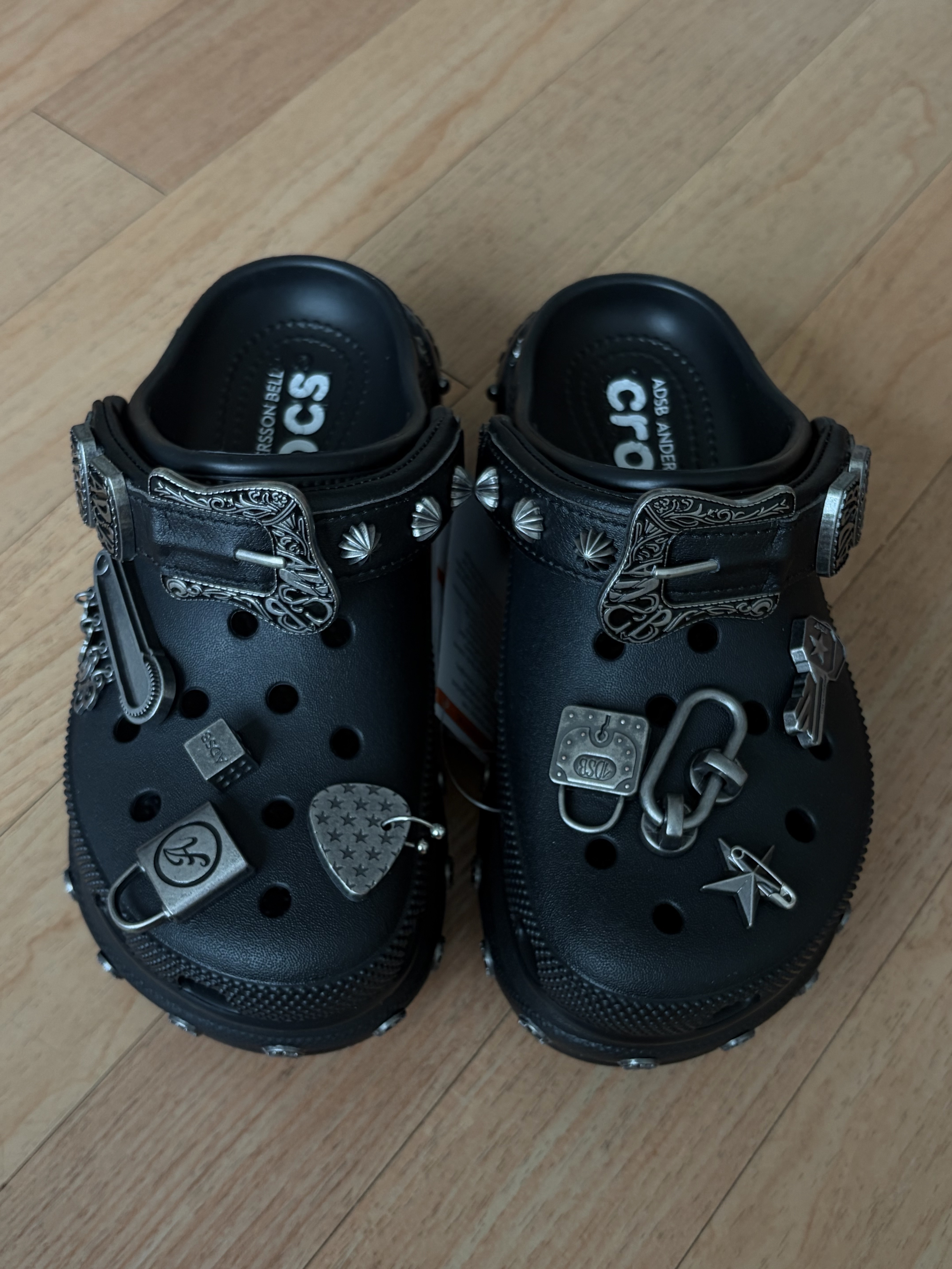 (W) Crocs x Andersson Bell Bae Clog Black 착용 스타일 - 2