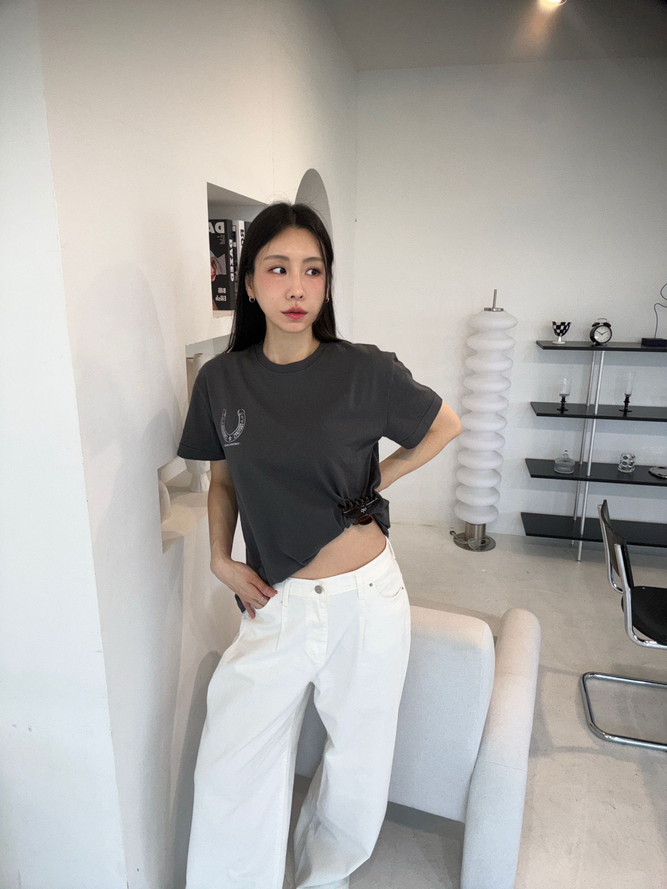 [KREAM 단독] Thevinylhouse Lucky House Tee Charcoal 착용 스타일 - 2