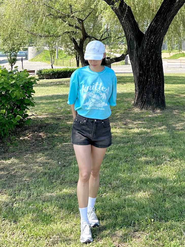 Knitted Pigment Palm Tree Graphic T-Shirt Aqua 착용 스타일
