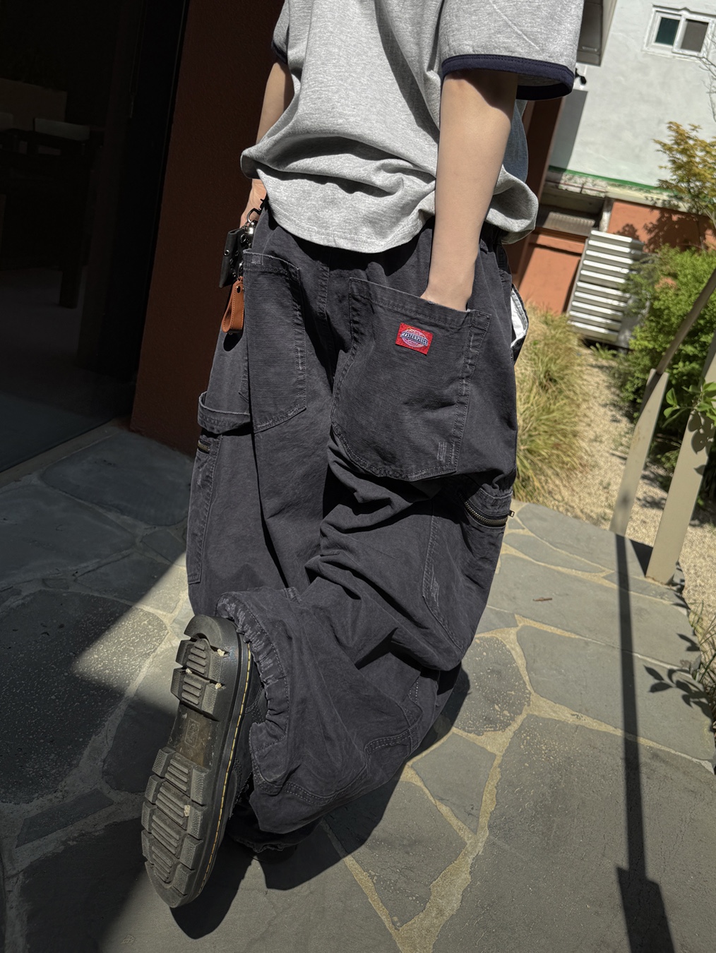 Dr. Martens Reeder Wyoming Leather Utility Shoes Black, Oakley Light Breathe Triple Black 착용 스타일 - 2