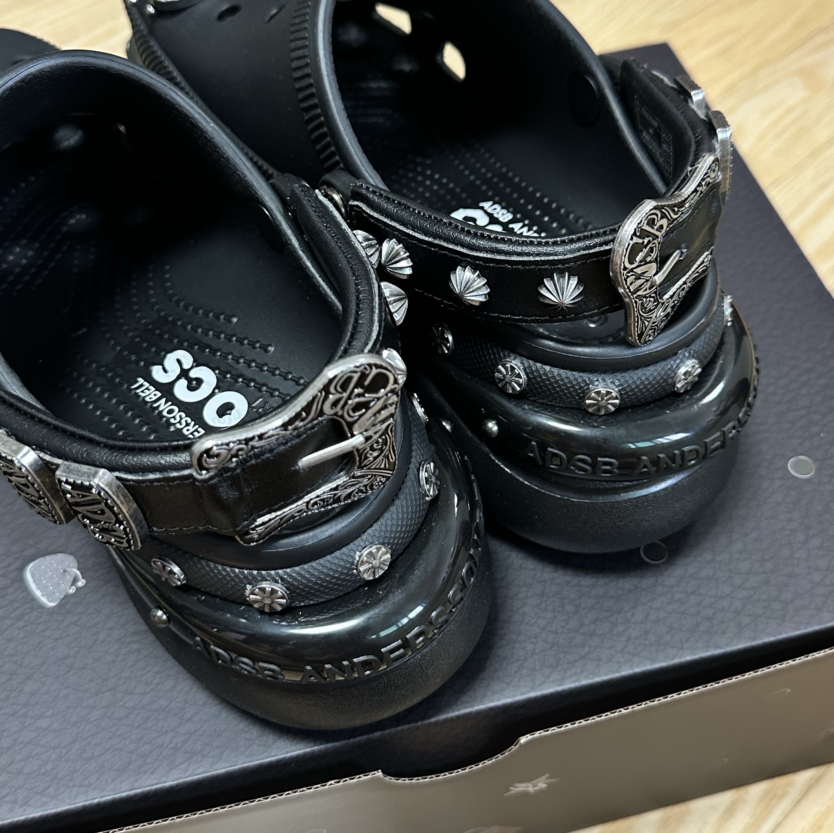 (W) Crocs x Andersson Bell Bae Clog Black 착용 스타일 - 4