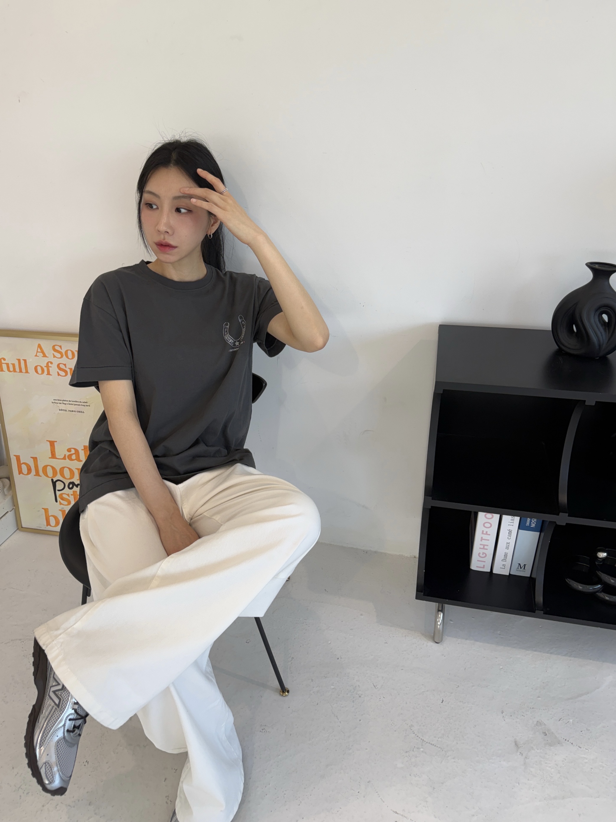 [KREAM 단독] Thevinylhouse Lucky House Tee Charcoal 착용 스타일 - 4