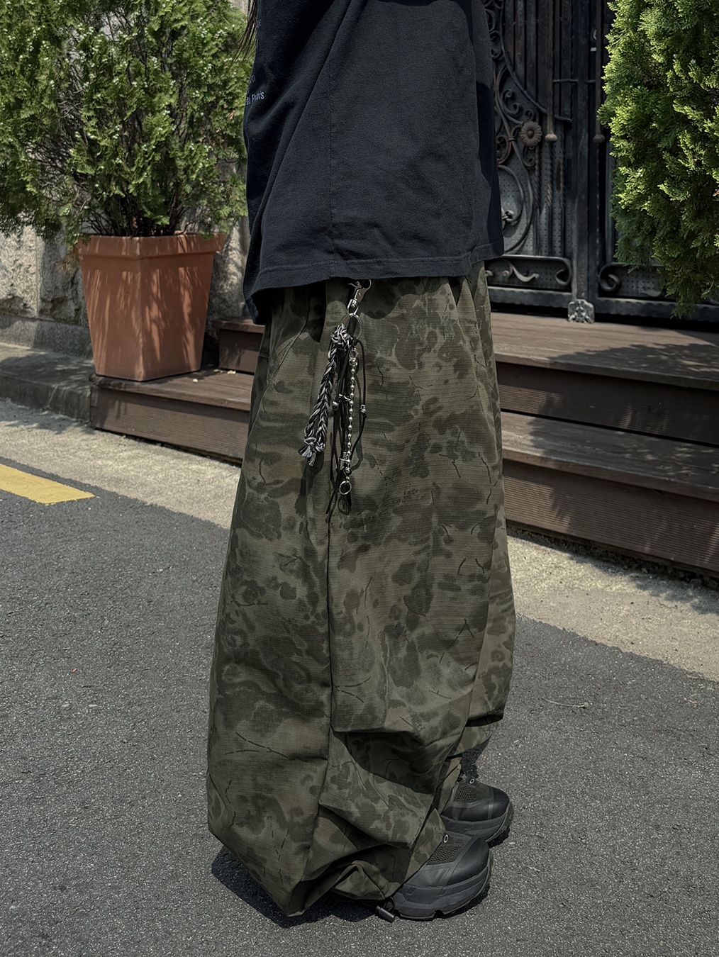 Dr. Martens Reeder Wyoming Leather Utility Shoes Black, Oakley Light Breathe Triple Black 착용 스타일 - 3
