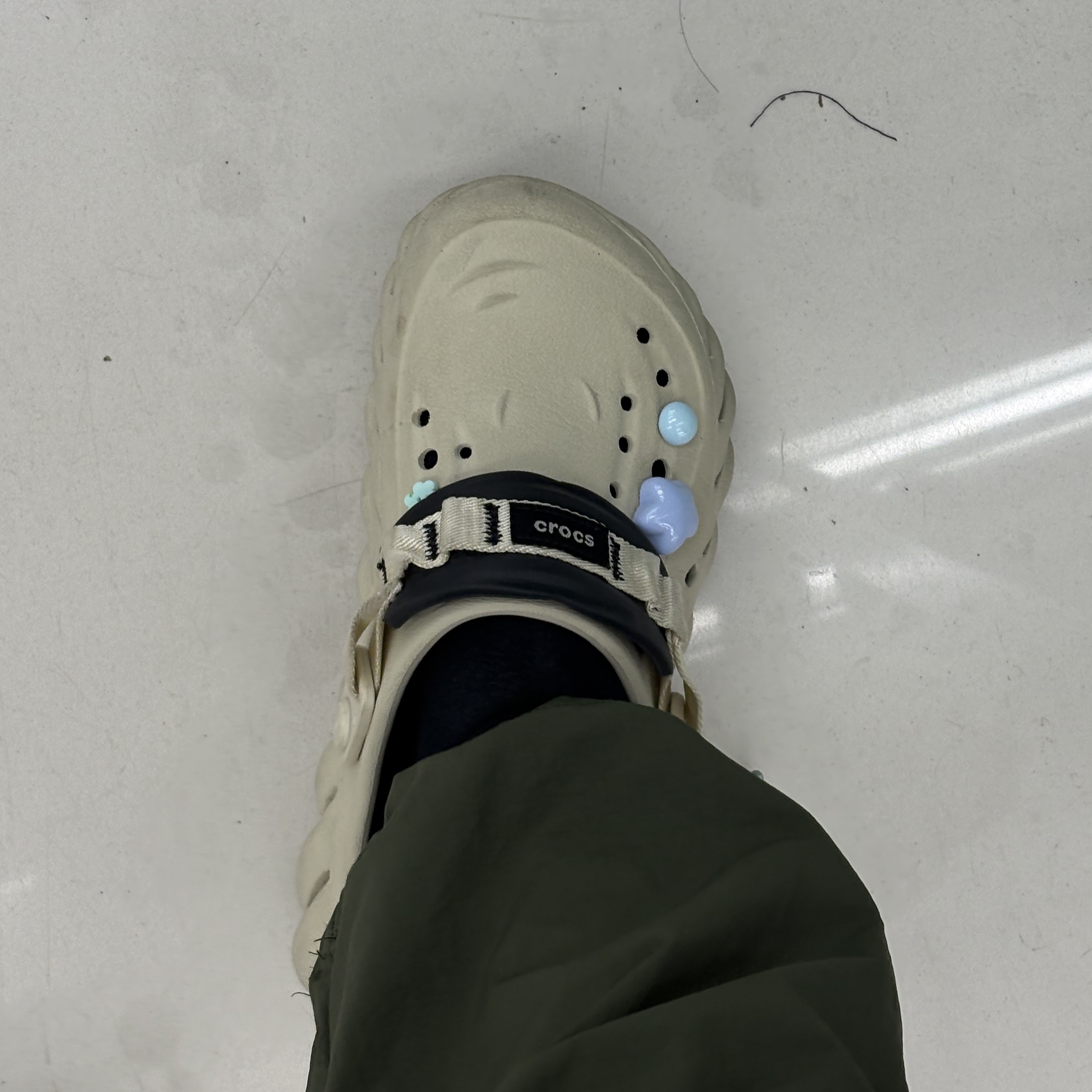 Crocs Echo Clog Bone Black 착용 스타일