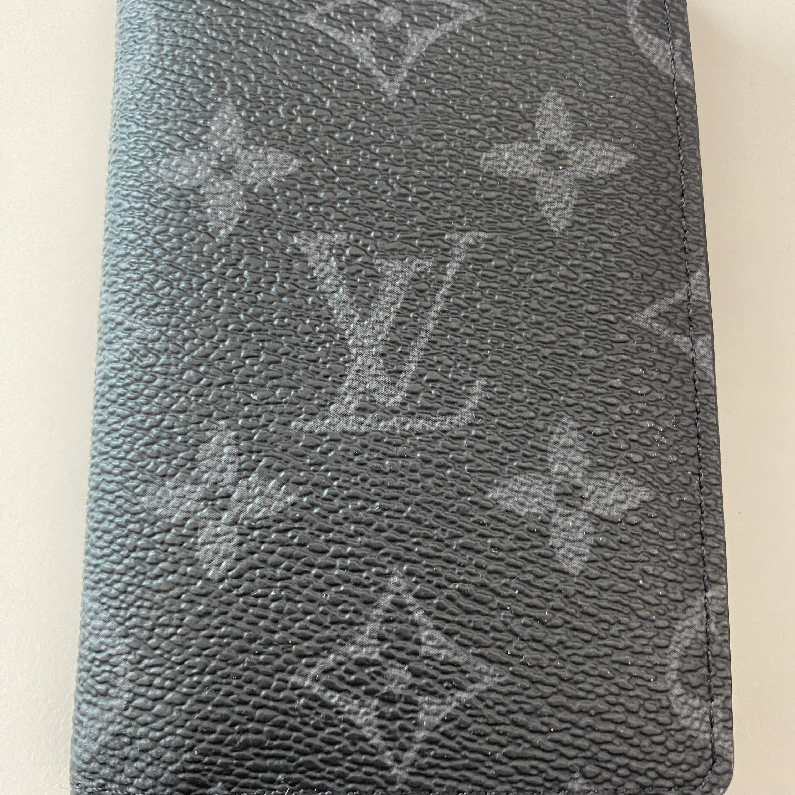 Louis Vuitton Pocket Organizer Monogram Eclipse 착용 스타일 - 1