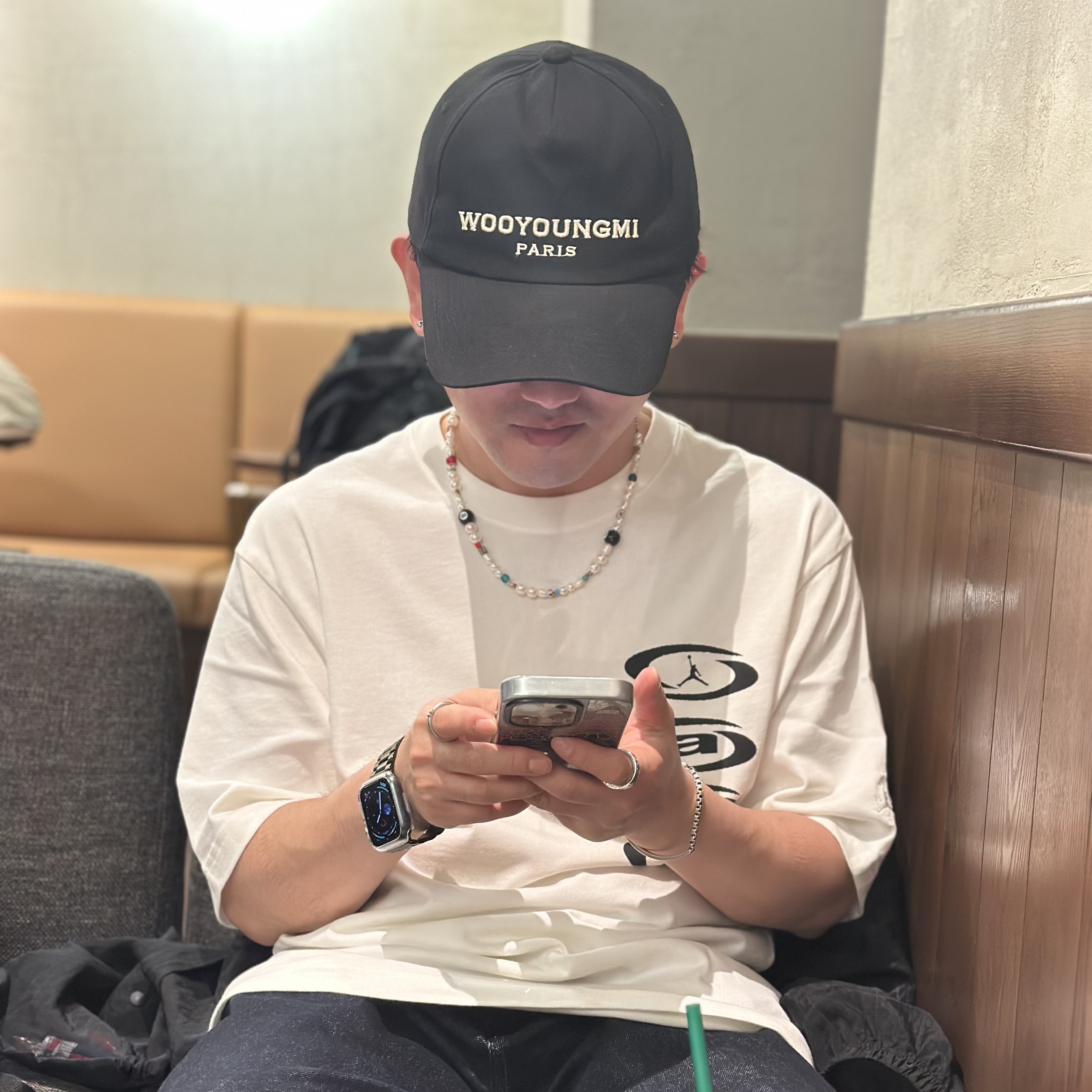 Wooyoungmi White Embroidered Logo Ball Cap Black, Jordan x Travis Scott T-Shirt Sail (DZ5514-133) 착용 스타일 - 2