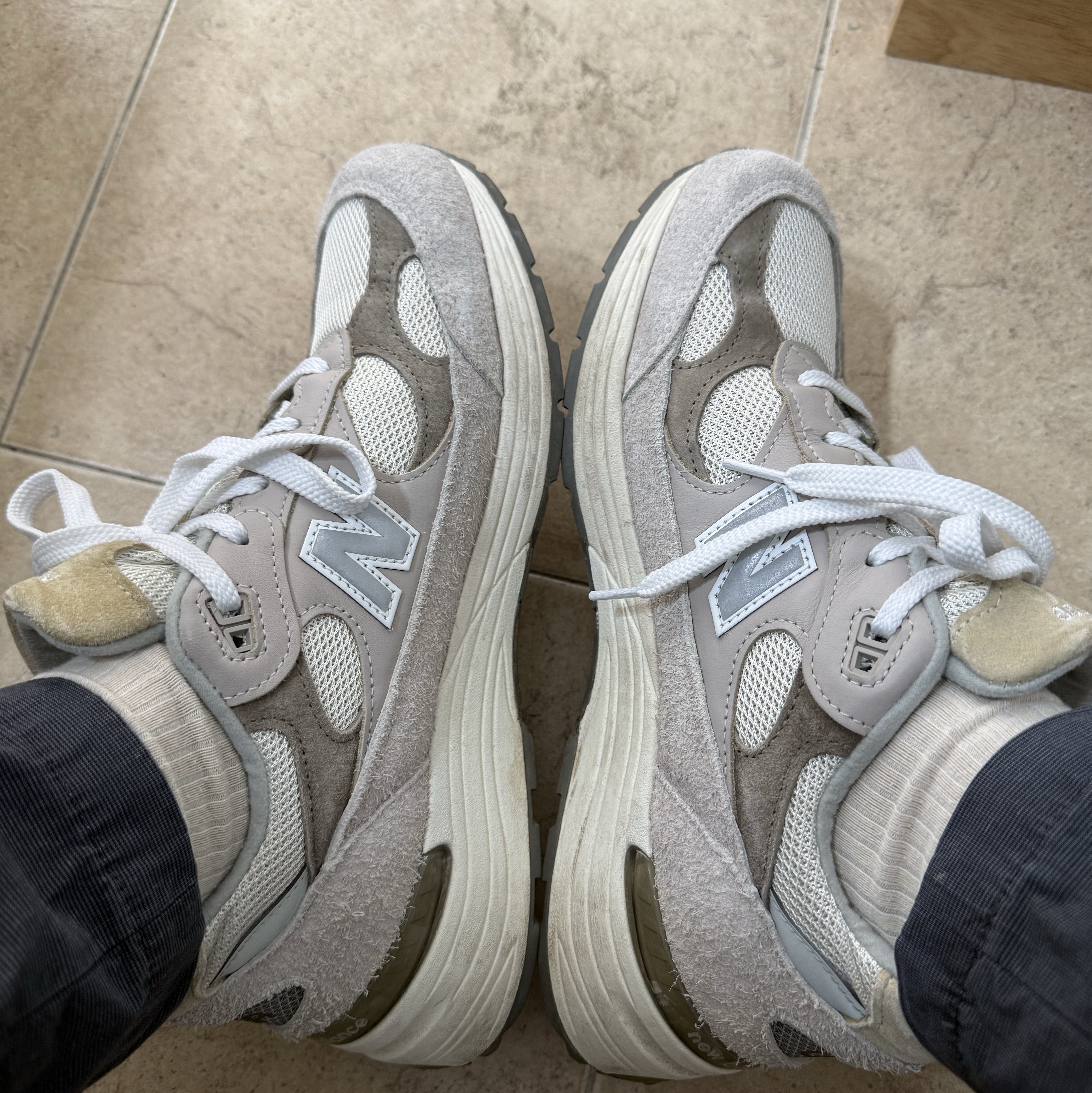New Balance 992 Made in USA Moonrock Mushroom 착용 스타일 - 1