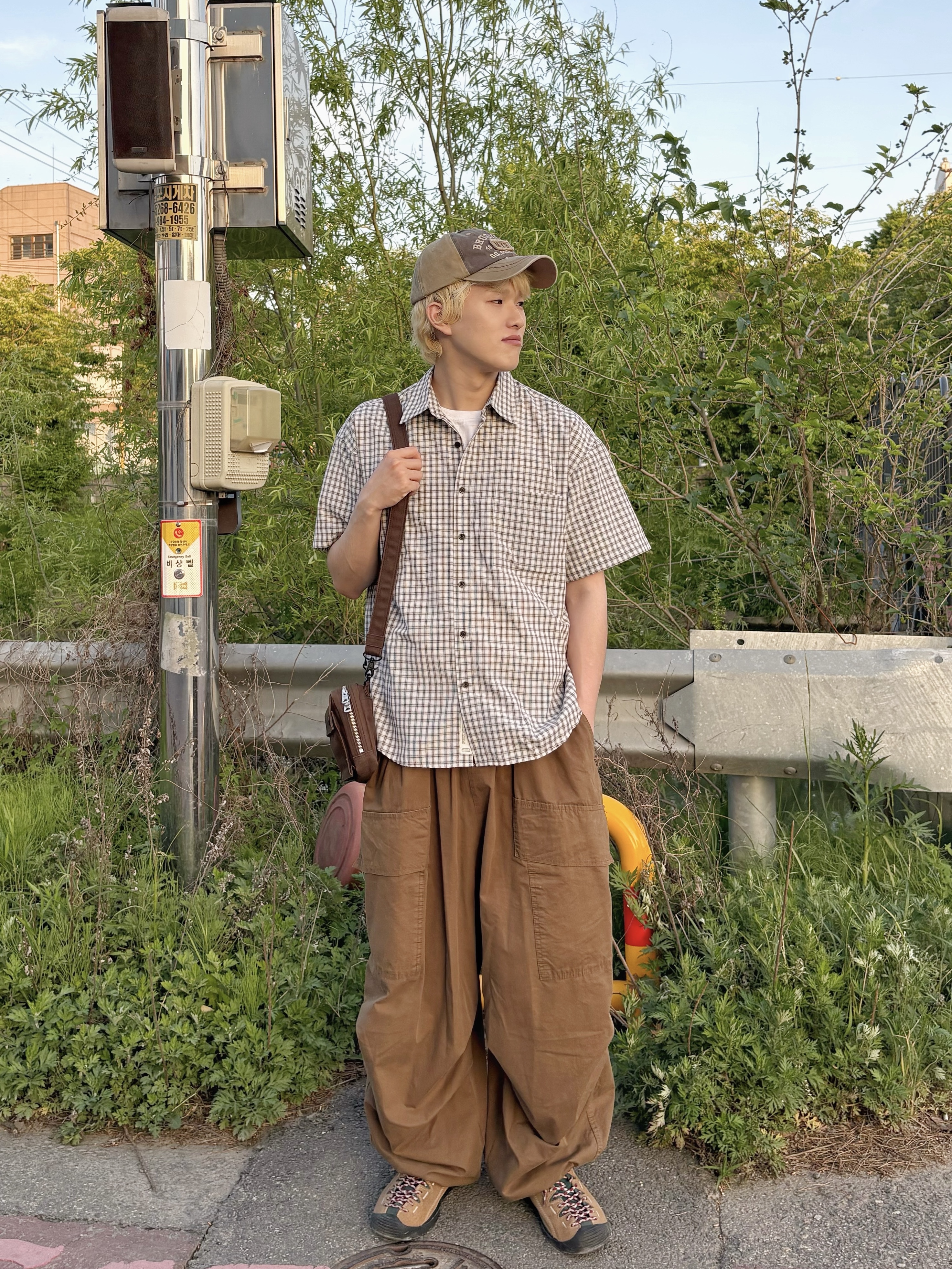 Porter Smoky 2Way Shoulder Bag Brown, Keen Jasper Sneakers Toasted Coconut 착용 스타일 - 3
