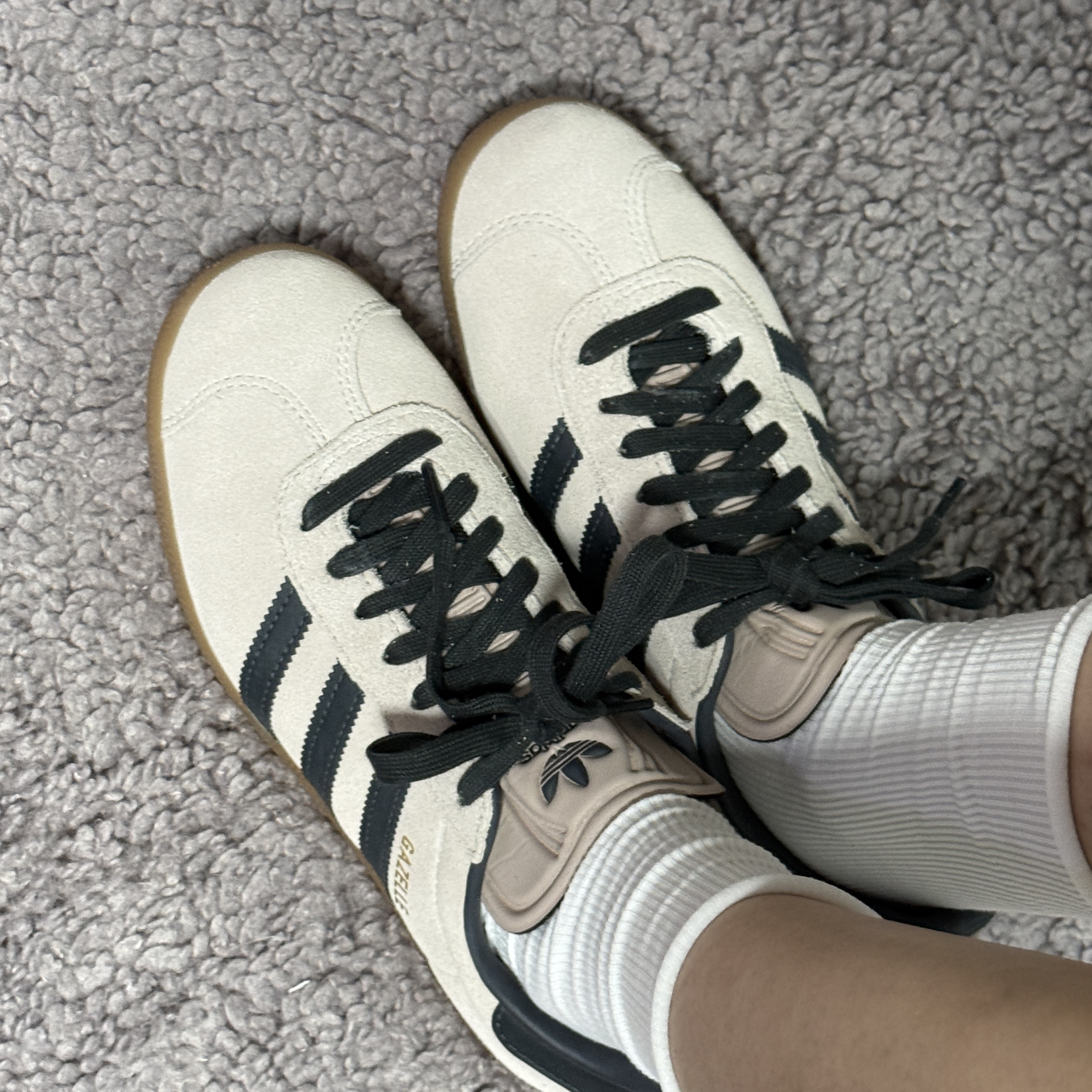 Adidas Gazelle Wonder Taupe Night Indigo 착용 스타일 - 2