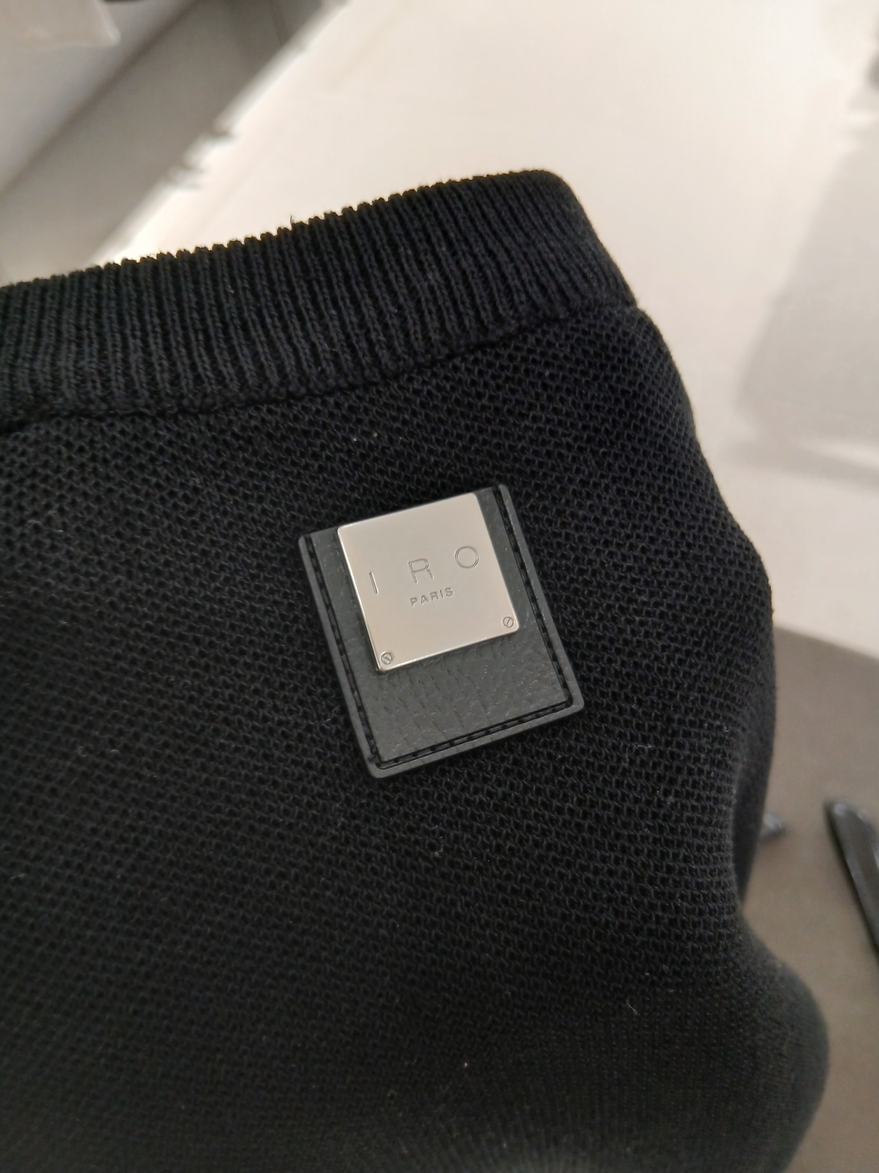 IRO Nebula Basic Logo Short-Sleeve Round-Neck Knit Black 착용 스타일 - 2