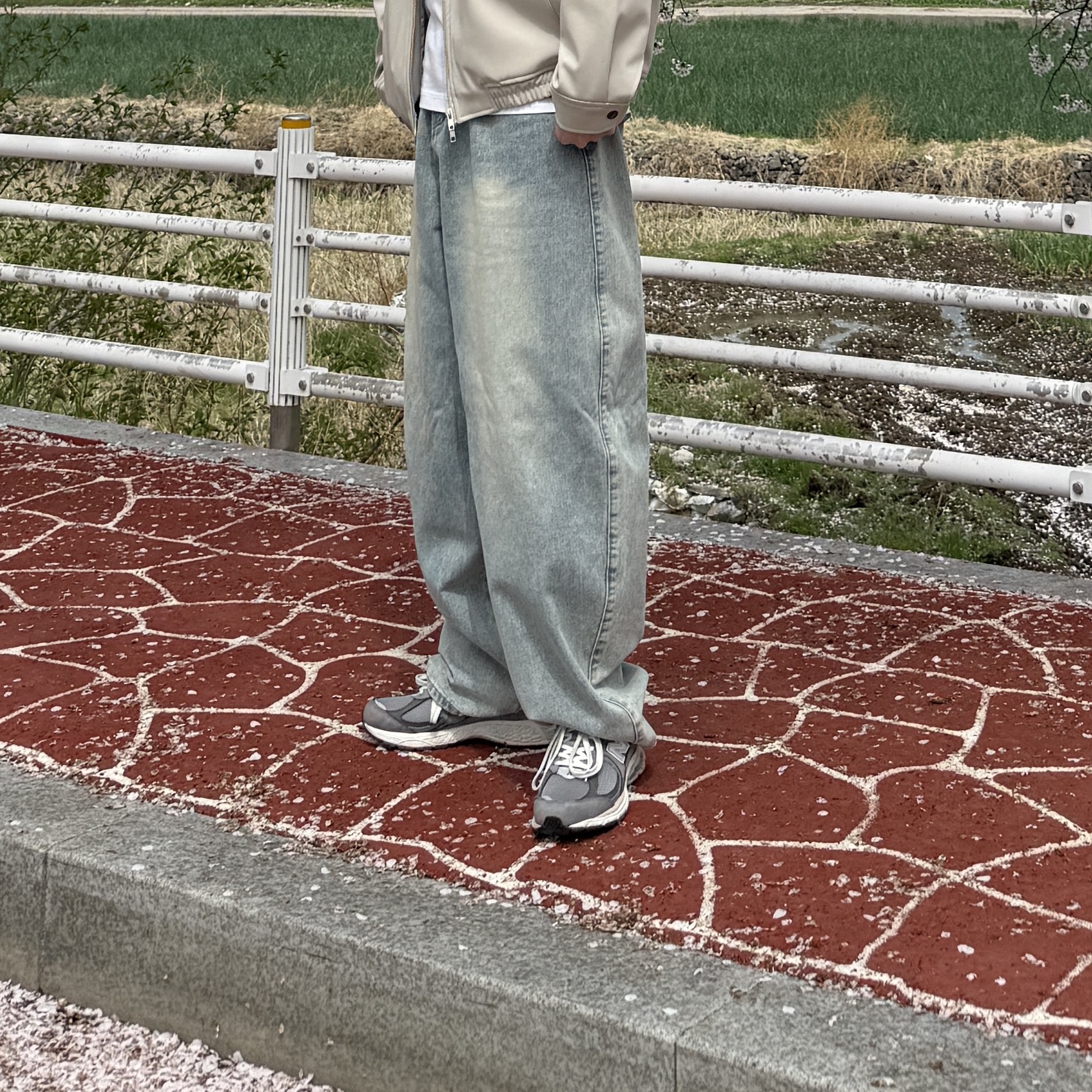 New Balance 2002R Premium Vintage Grey 착용 스타일