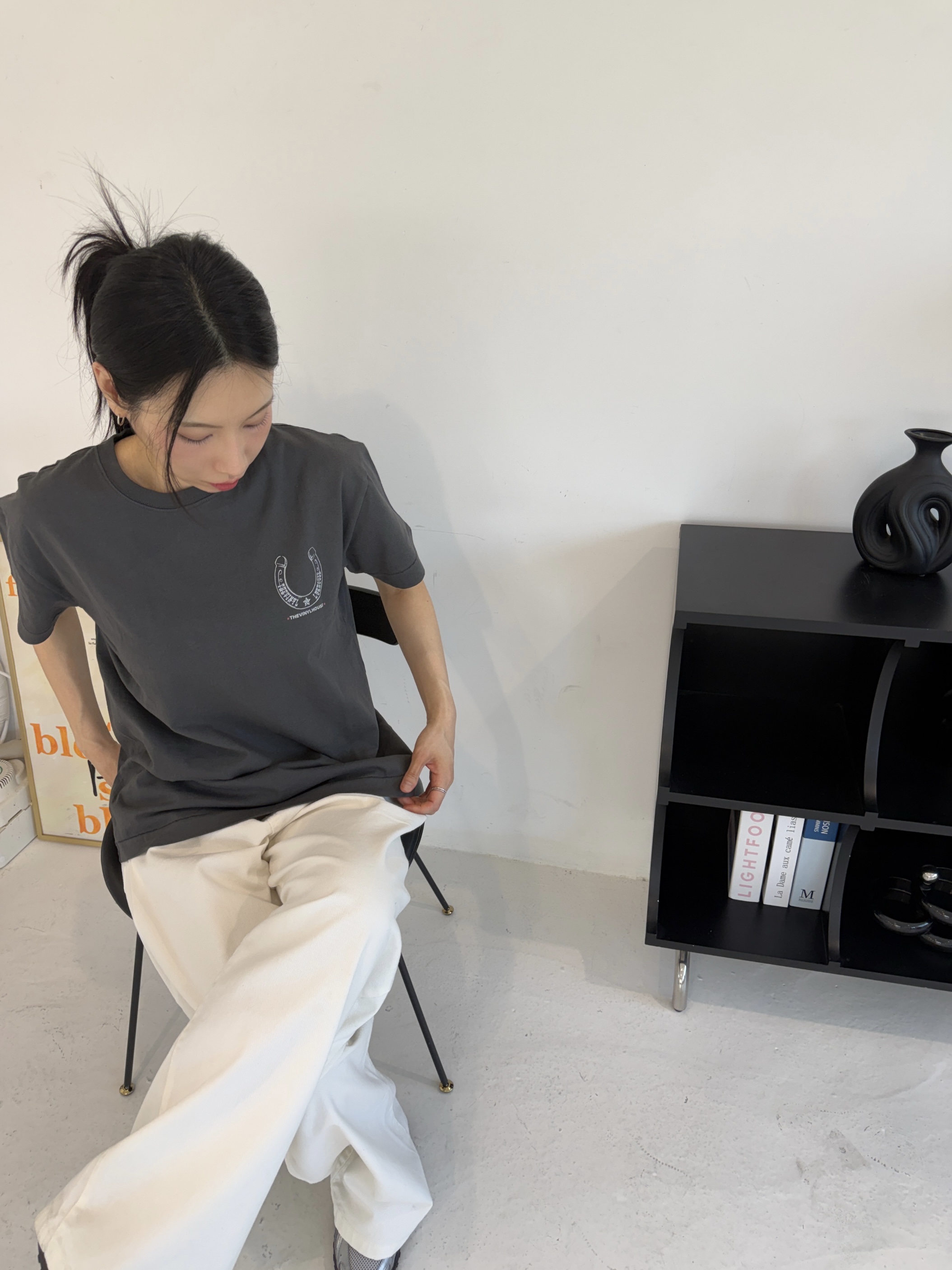 [KREAM 단독] Thevinylhouse Lucky House Tee Charcoal 착용 스타일 - 9