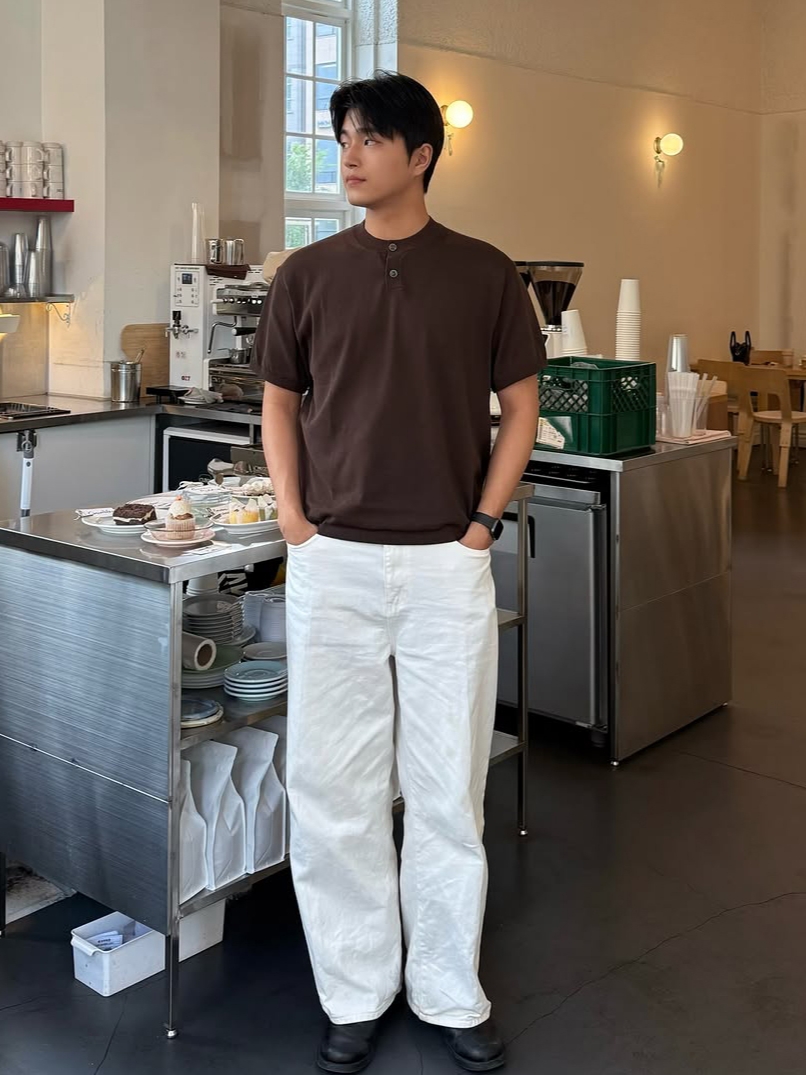 Knitted Shelron Cooling Single Crop Henly-Neck Knit Brown 착용 스타일 - 2