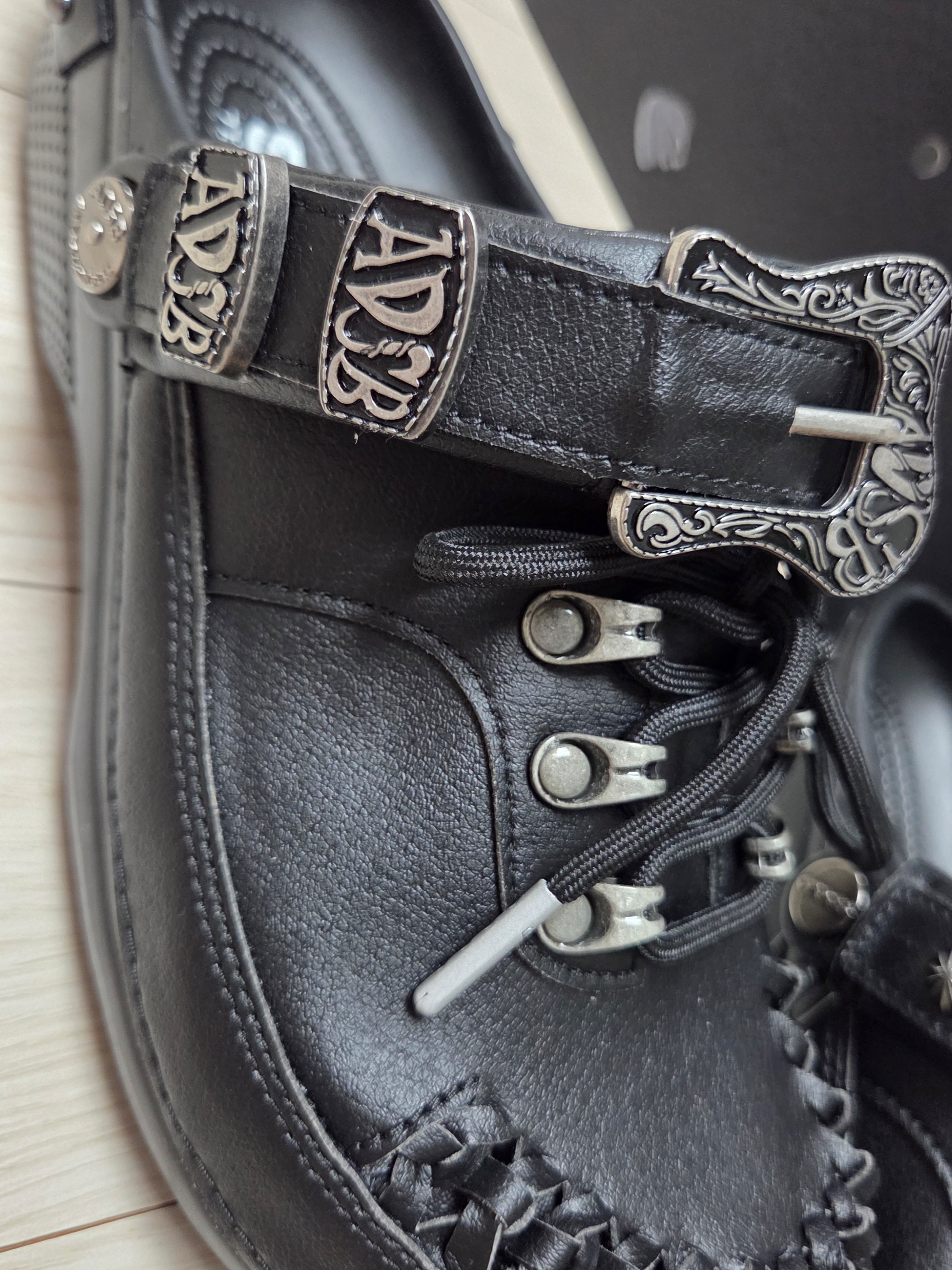 Crocs x Andersson Bell Classic Clog Black 착용 스타일 - 4