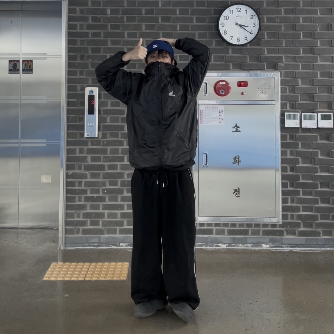 Honda H-Tech Pertex Packable Windbreaker Black 착용 스타일