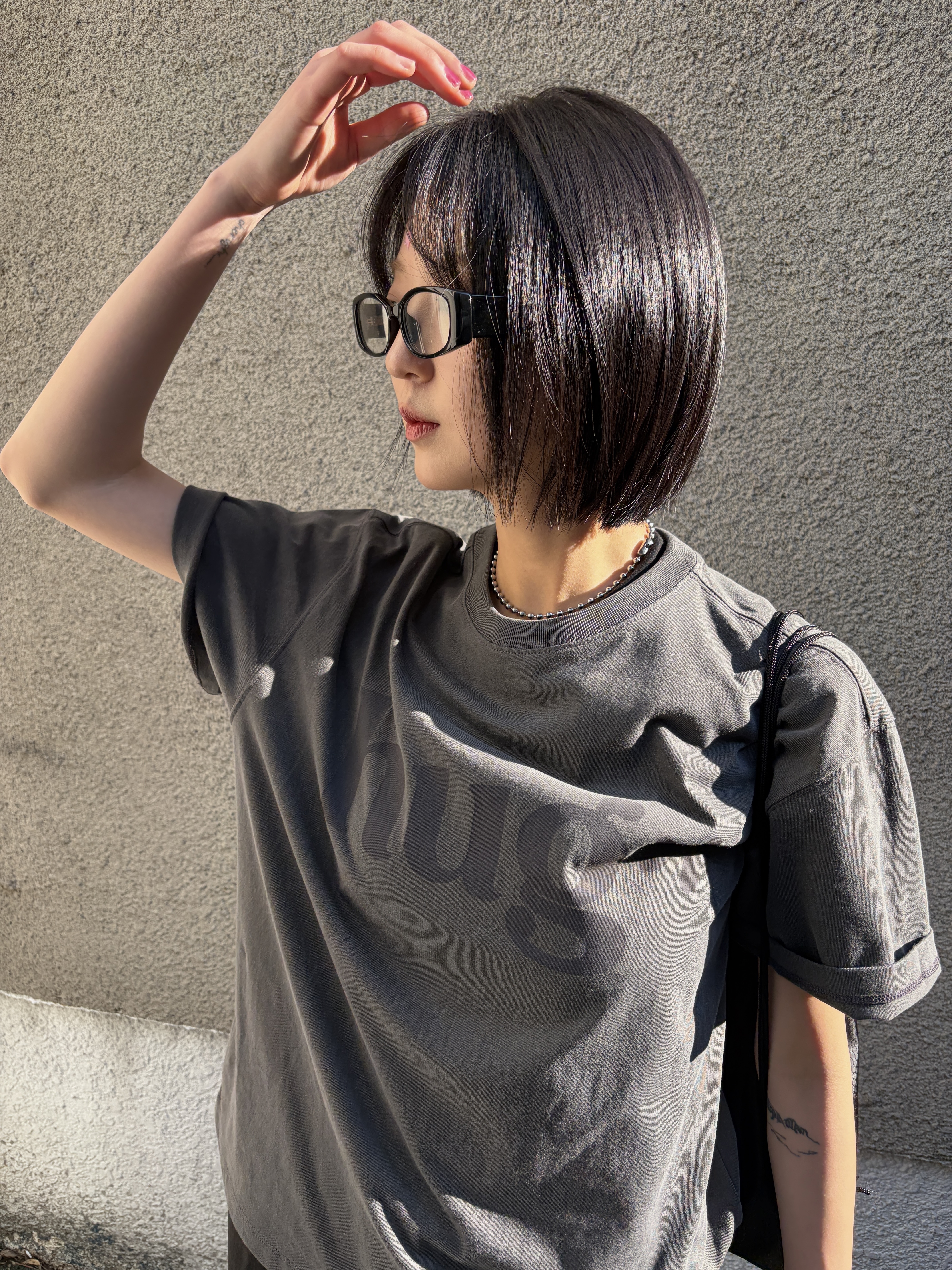 Riomeu Hug Rio Short Sleeve T-shirt Charcoal 착용 스타일 - 3