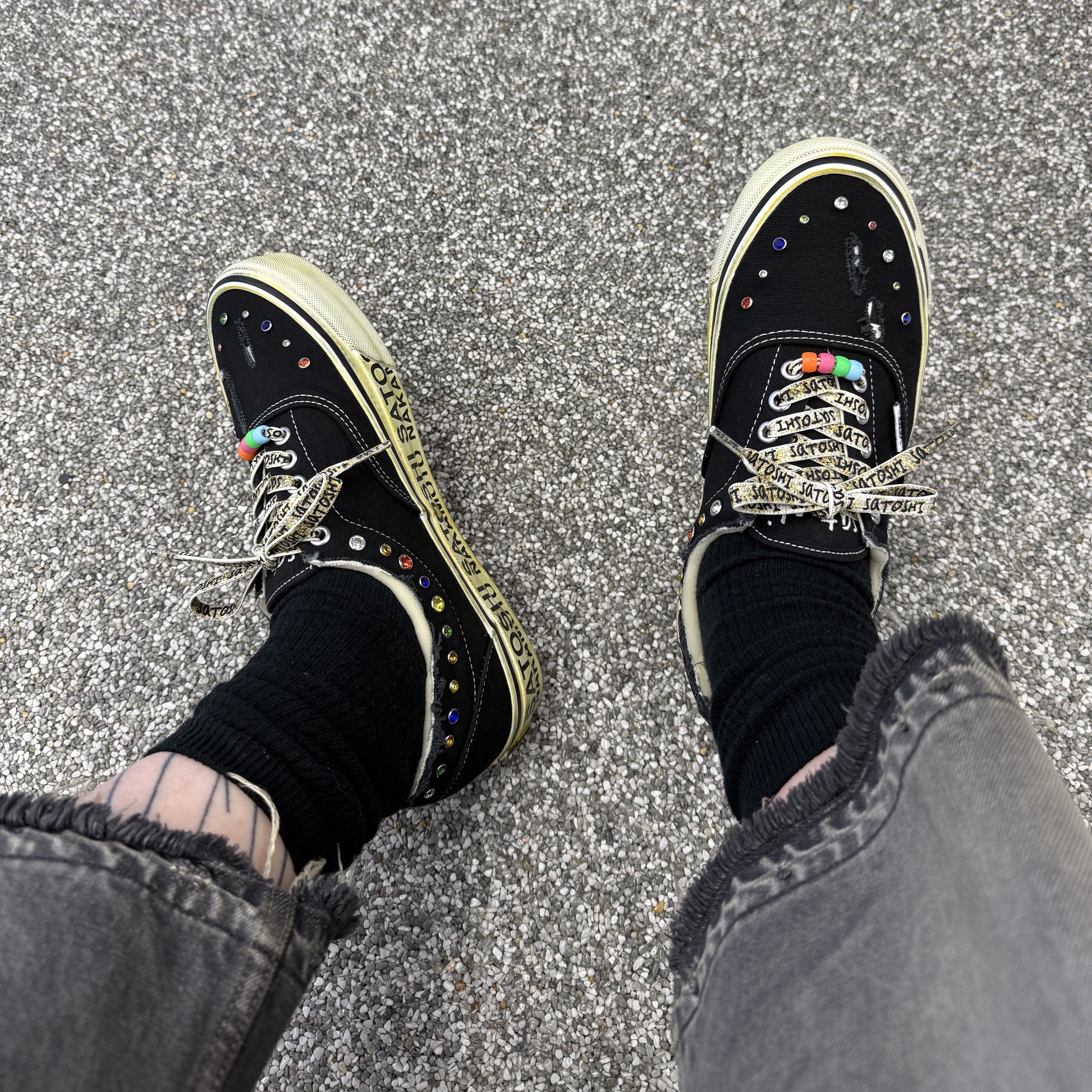 Vans x Satoshi Nakamoto OTW Era 95 Gems Black, Kapital 14 oz. Denim 5P Bone Embroidery Short Pants Black 착용 스타일 - 2