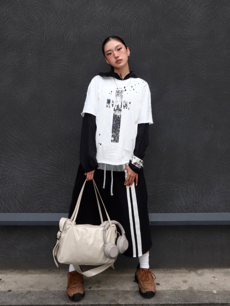 ROARINGRAD Cross Damage Slub T-Shirt White, ROARINGRAD Double Waist Bermuda Sweat Pants Black 착용 스타일