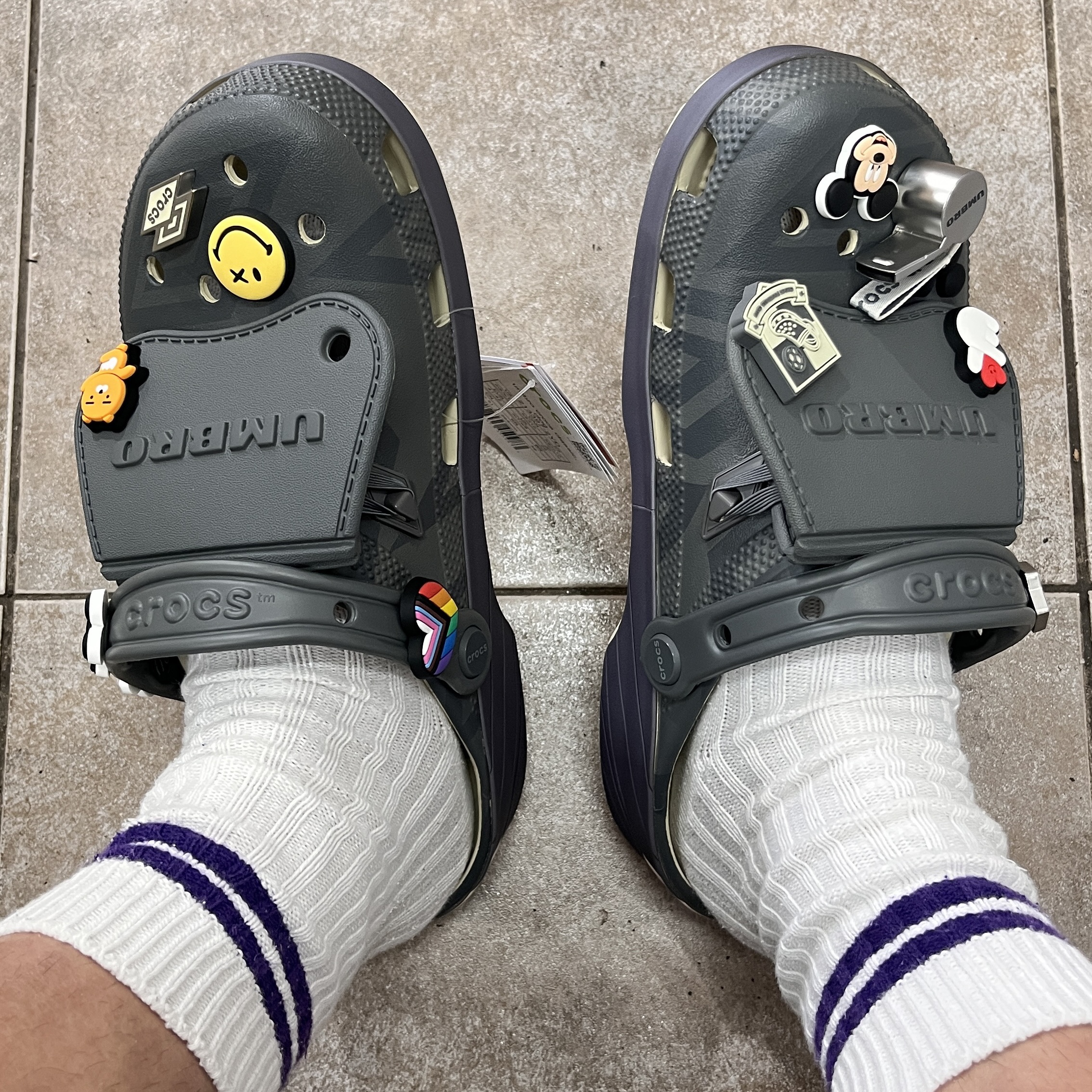 Crocs x Umbro Classic Clog Bone Slate Grey 착용 스타일 - 3