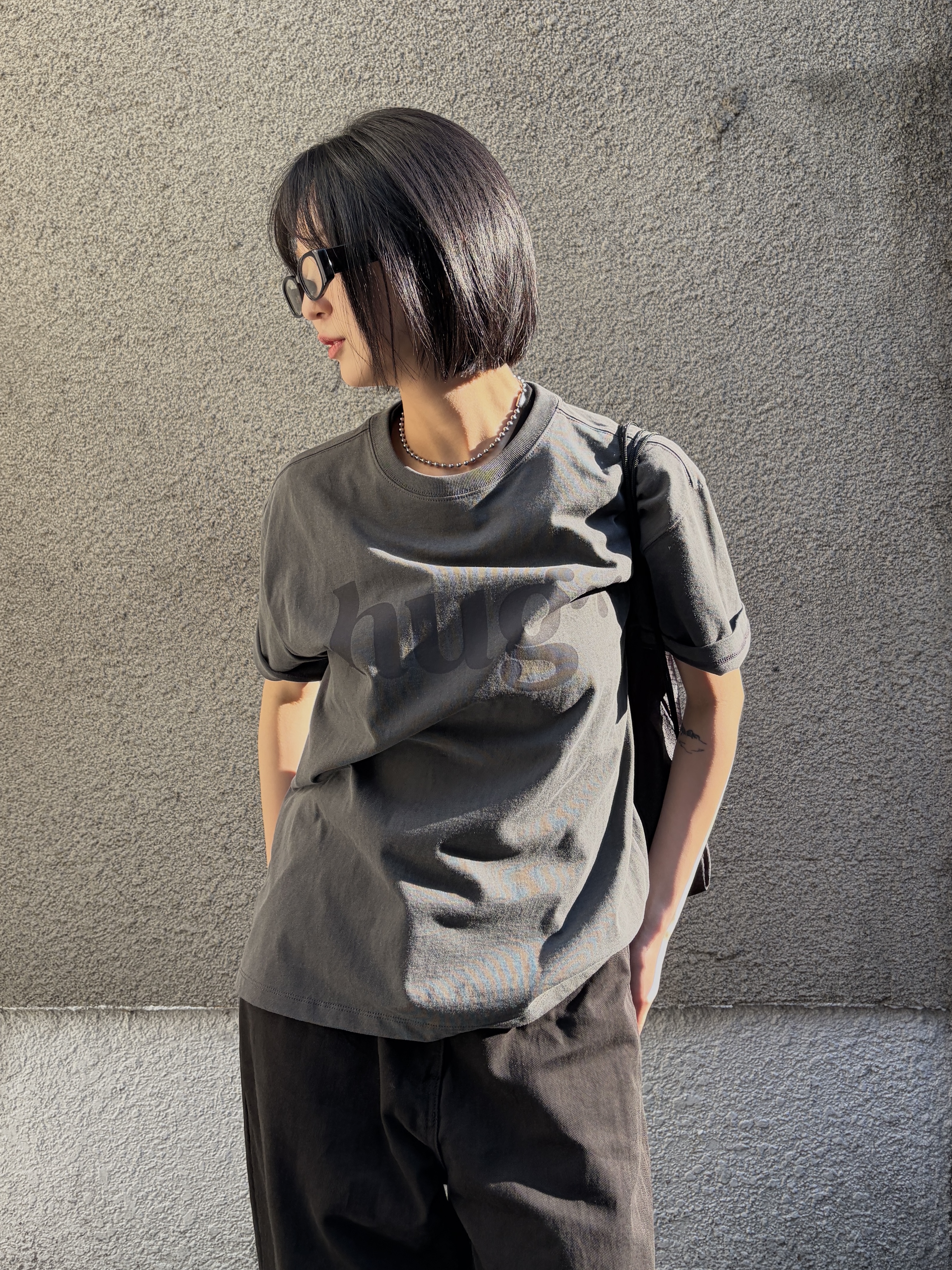 Riomeu Hug Rio Short Sleeve T-shirt Charcoal 착용 스타일 - 1