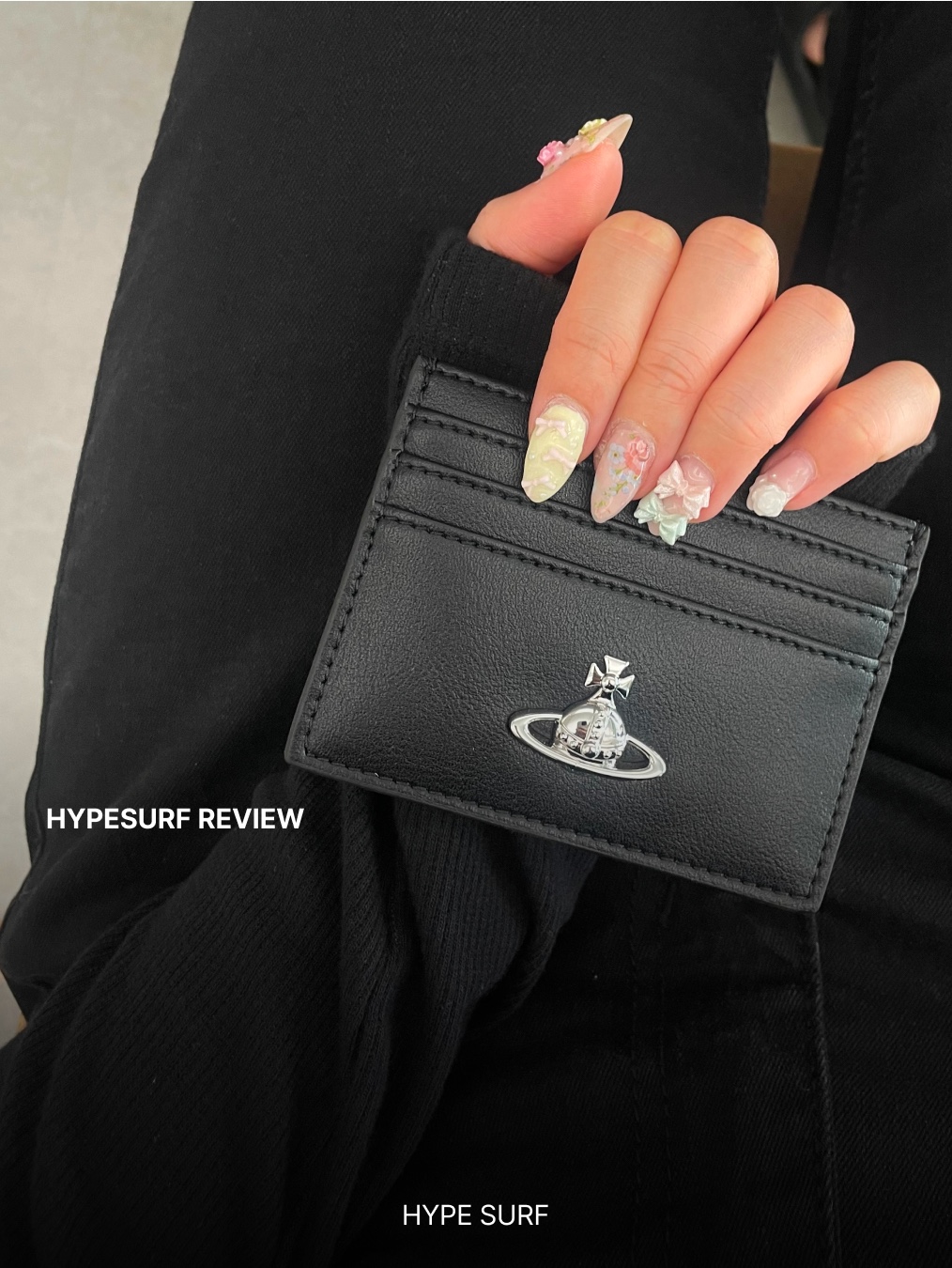 Vivienne Westwood Orb Bas Relief Card Holder Black 착용 스타일 - 1