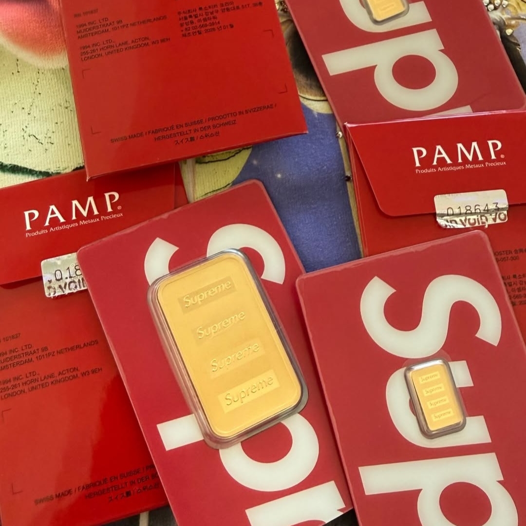 Supreme x PAMP Suisse Gold Bar 1 oz. Red - 26SS, Supreme x PAMP Suisse Gold Bar 1g Red - 26SS 착용 스타일