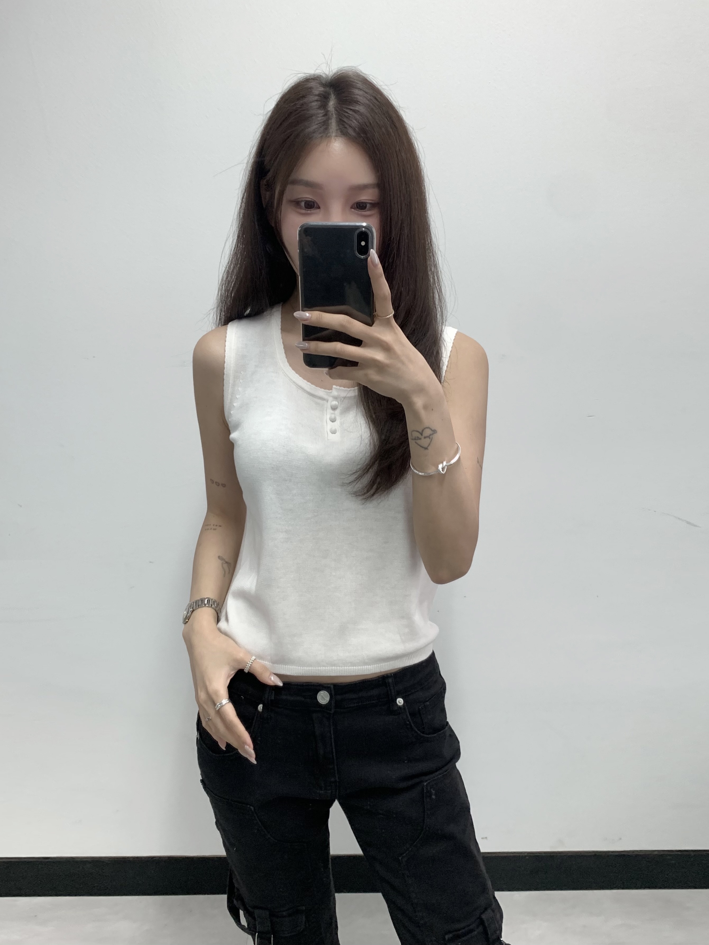 (W) Celine Knot Extra Thin Bracelet in Brass with Rhodium Finish Silver, NUMBERING #3413 Pave Stackable Ring Silver 착용 스타일 - 1