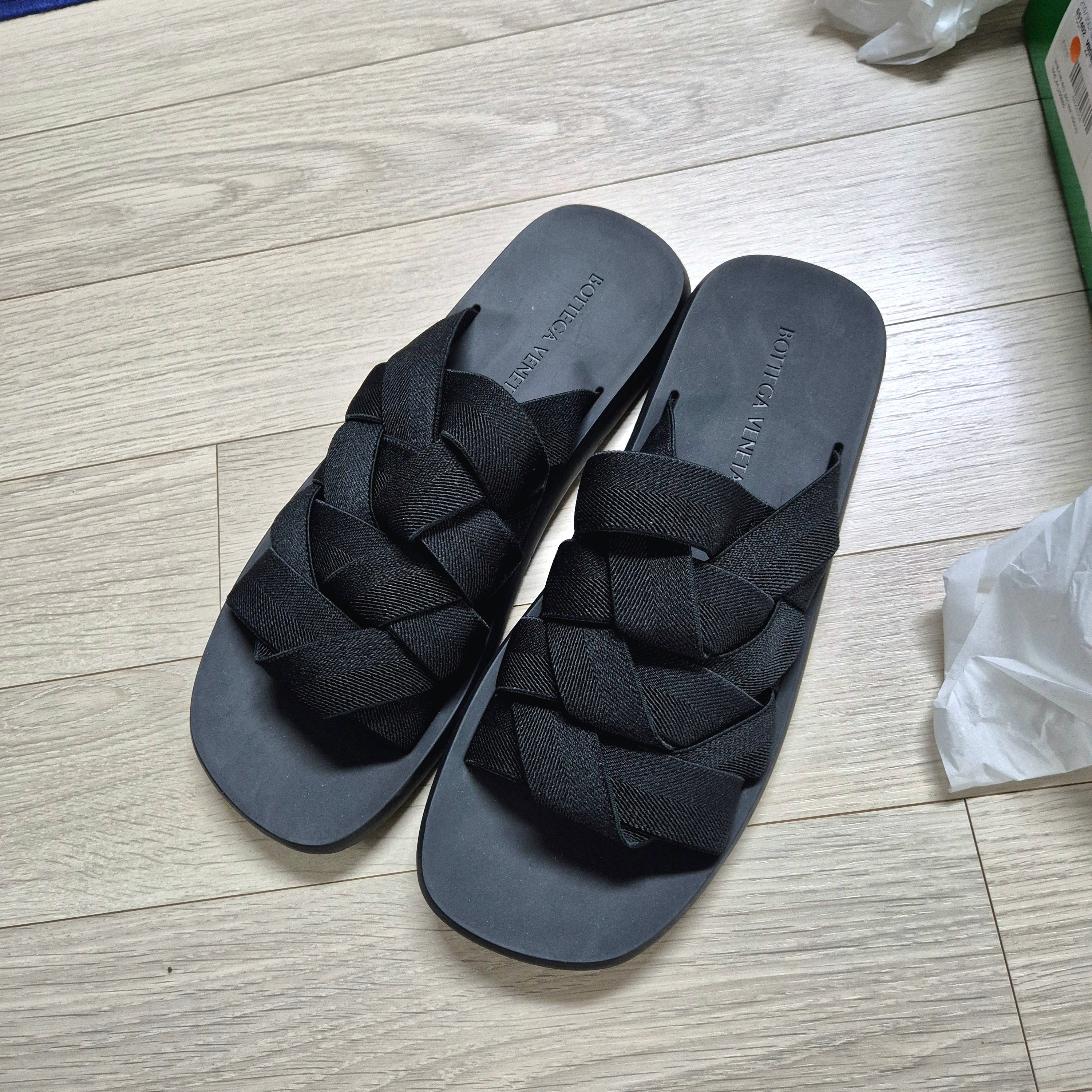 Bottega Veneta Plat Mule Black 착용 스타일 - 3