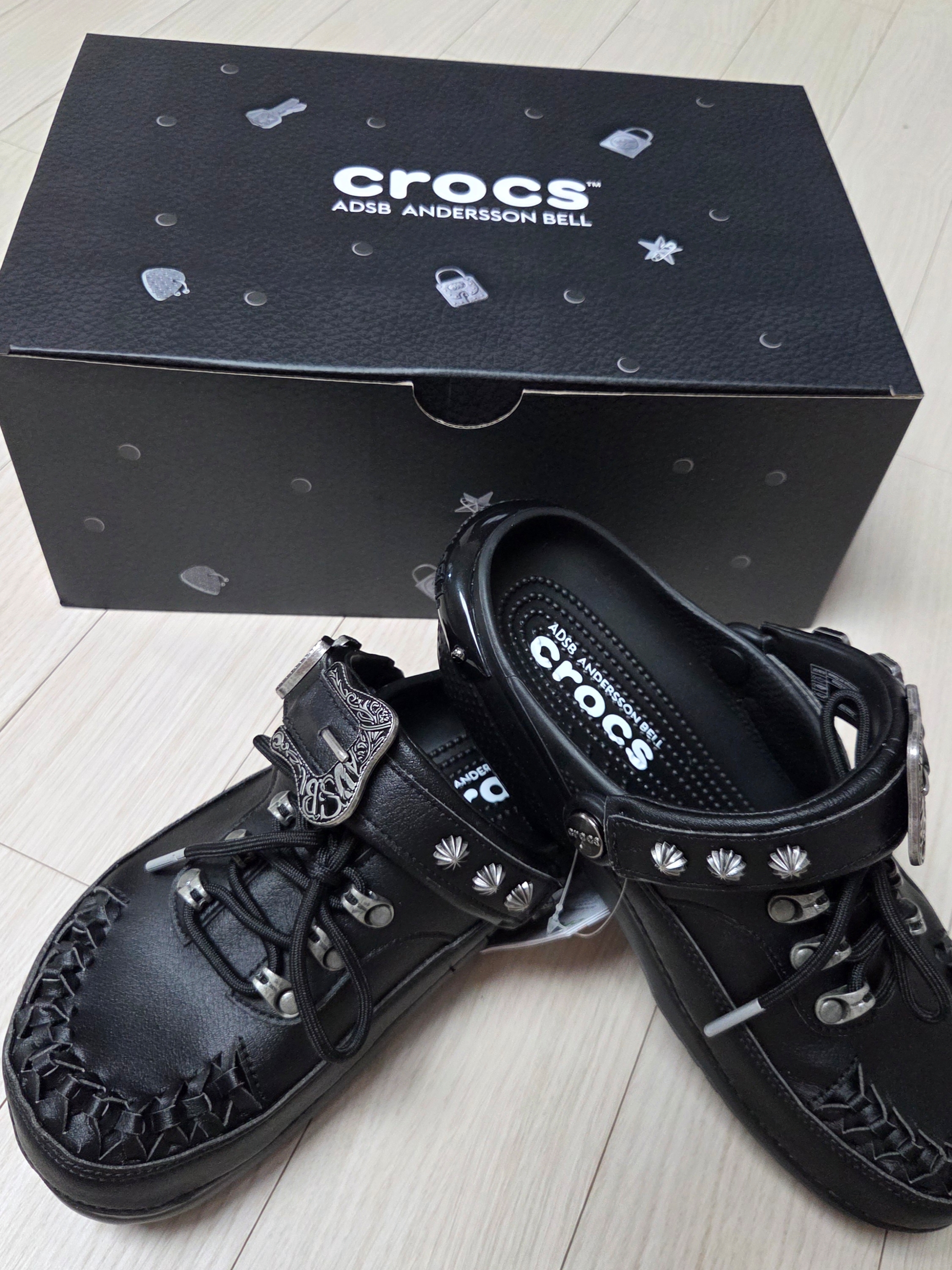 Crocs x Andersson Bell Classic Clog Black 착용 스타일 - 1