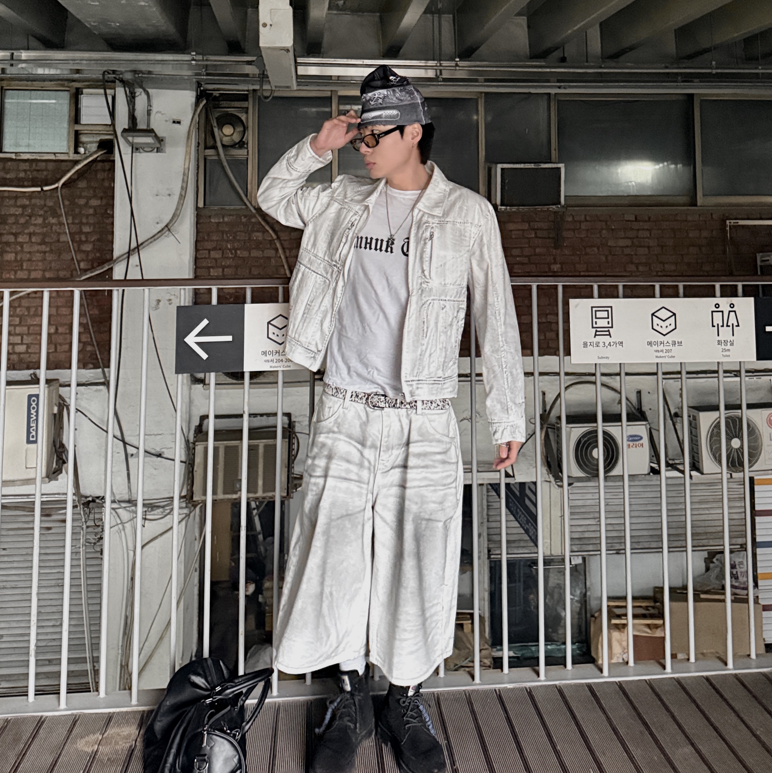 Zara x Champion Leather Laced Boots Black, BLR Anchored Puller Utility Jacket White 착용 스타일 - 2