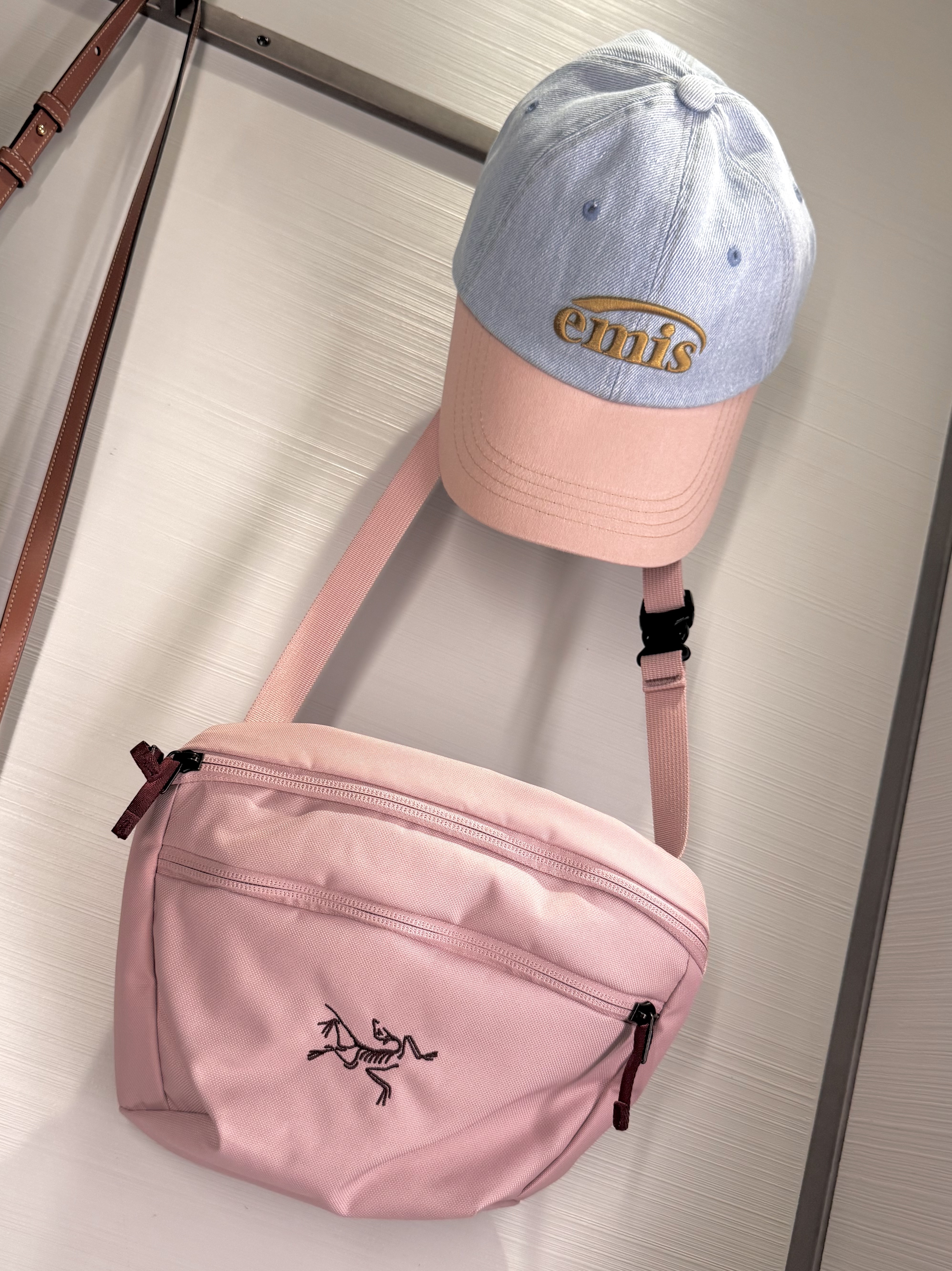 Arc'teryx Mantis 2 Waistpack Bliss, Emis Washed Denim Ball Cap Light Blue Denim Pink 착용 스타일 - 5