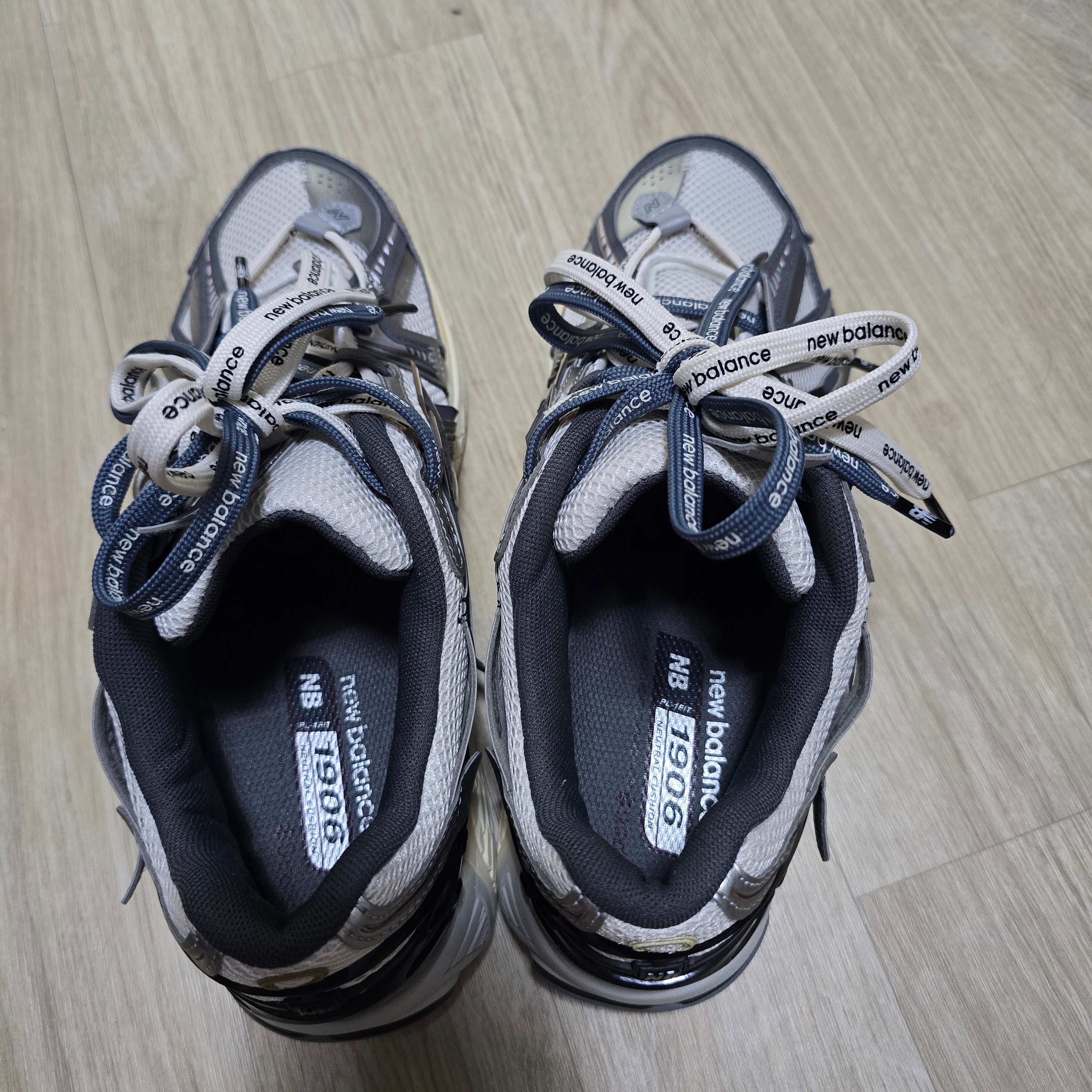 New Balance 1906A Silver Metallic Castlerock 착용 스타일 - 5