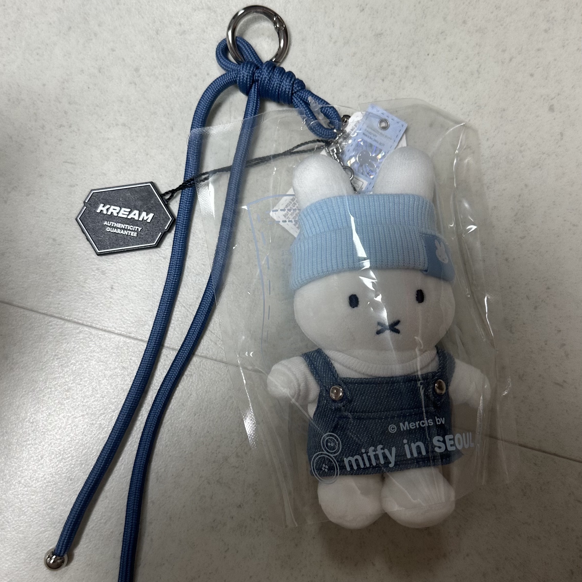 Miffy Seoul Denim Edition Miffy Keyring 착용 스타일