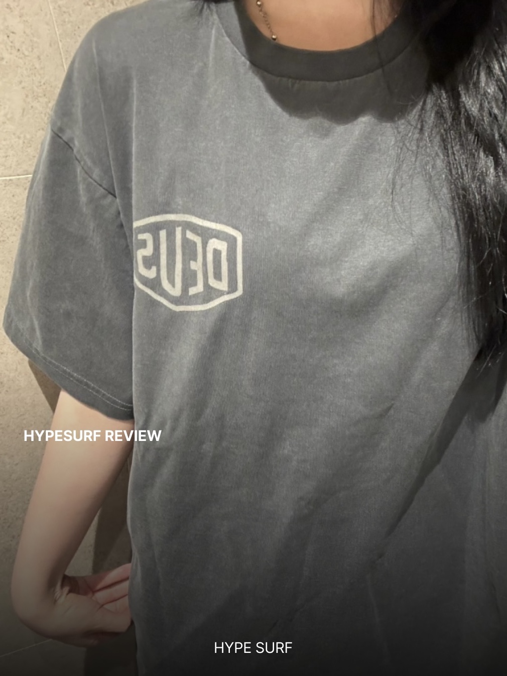 Deus Ex Machina Dyed Seoul College Address T-Shirt Charcoal 착용 스타일 - 1
