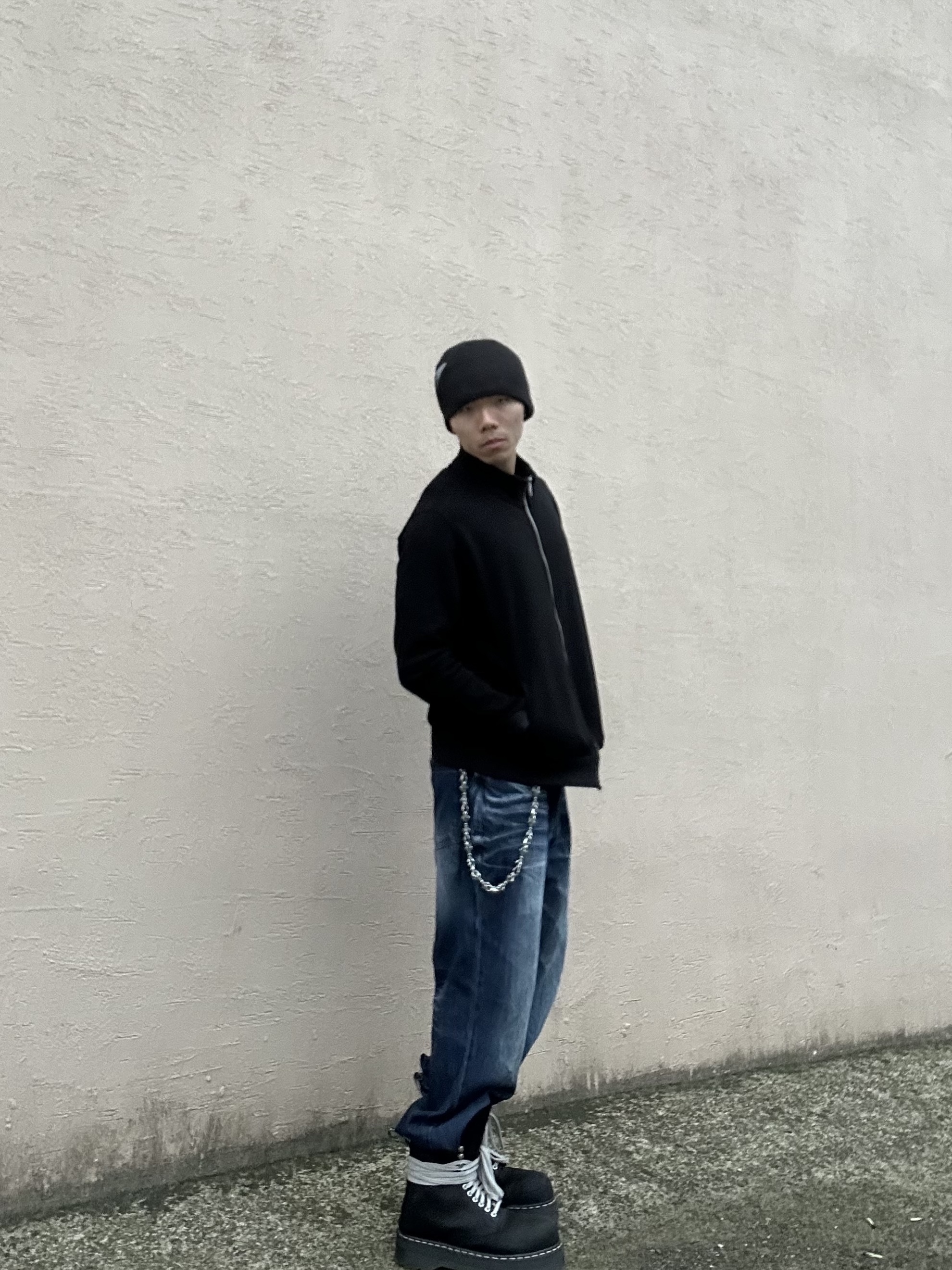 AX CONNECTION Summer Oil Washed Flare Denim Pants, ETCE Logo Jacquard Beanie Black 착용 스타일 - 3