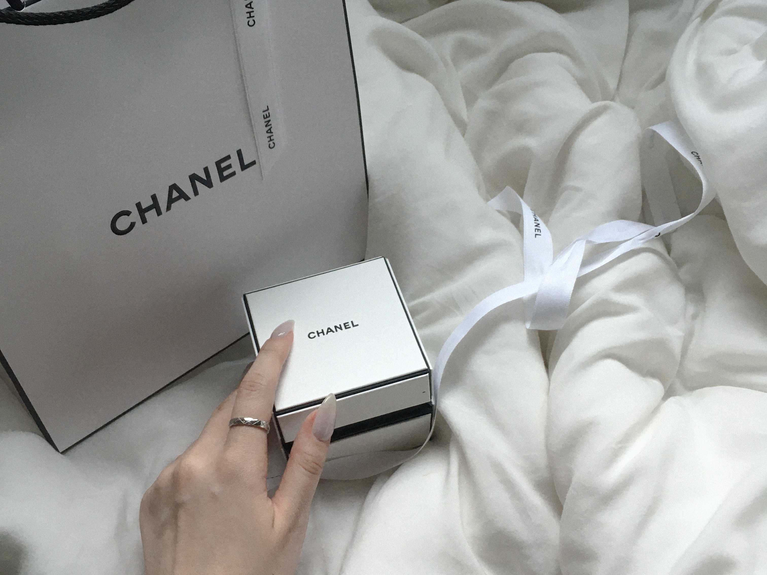 Chanel Coco Crush Ring Quilted Motif Mini & 18K White Gold 착용 스타일