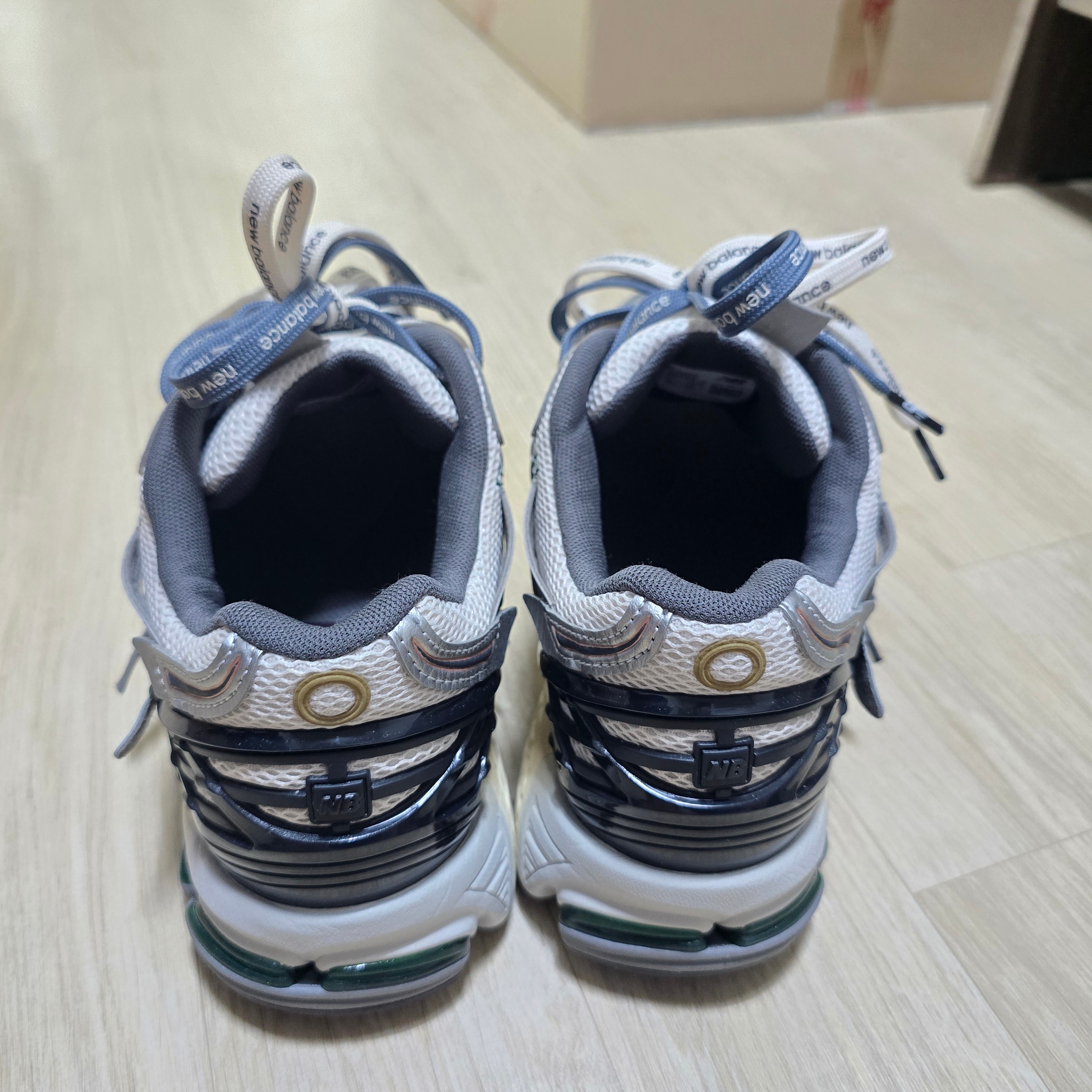 New Balance 1906A Silver Metallic Castlerock 착용 스타일 - 6
