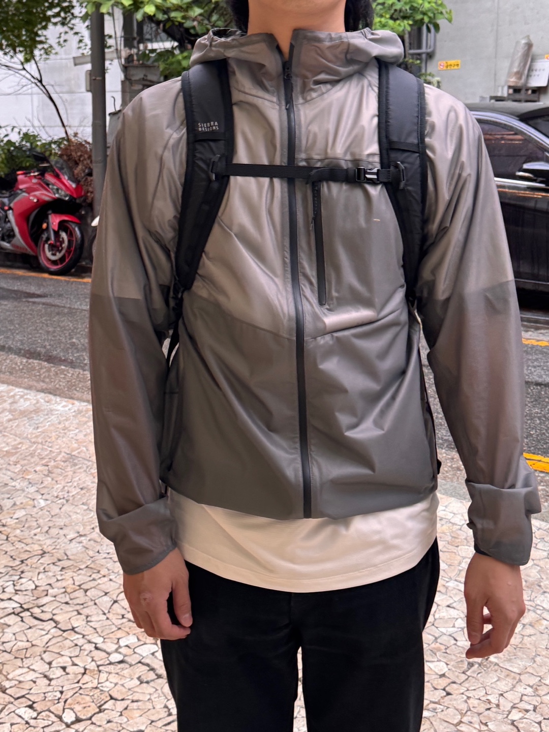 SIERRADESIGNS TENAYAPACK 25L Black, SIERRADESIGNS TENAYAPACK 25L Light Grey 착용 스타일 - 2