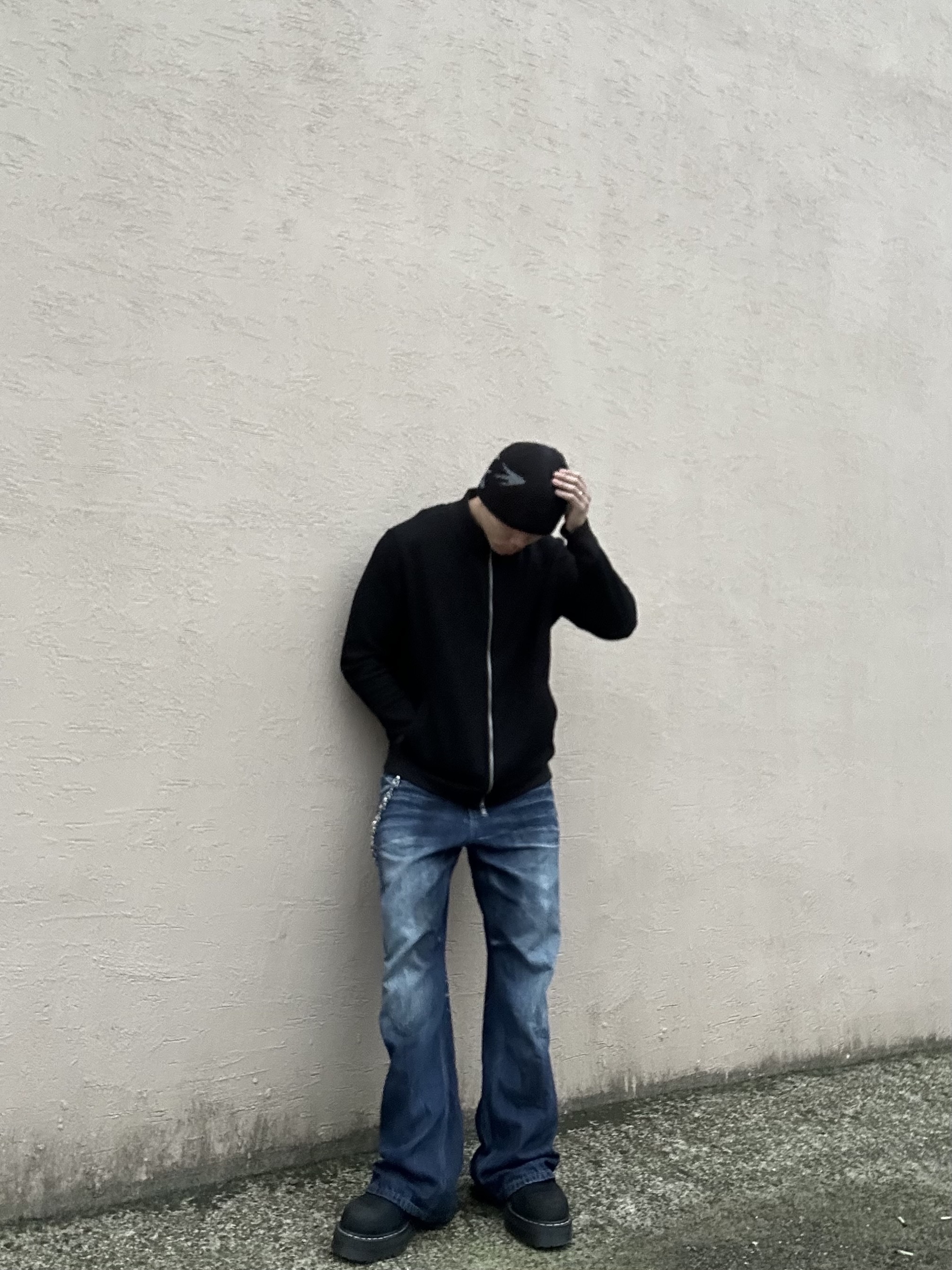 AX CONNECTION Summer Oil Washed Flare Denim Pants, ETCE Logo Jacquard Beanie Black 착용 스타일 - 1
