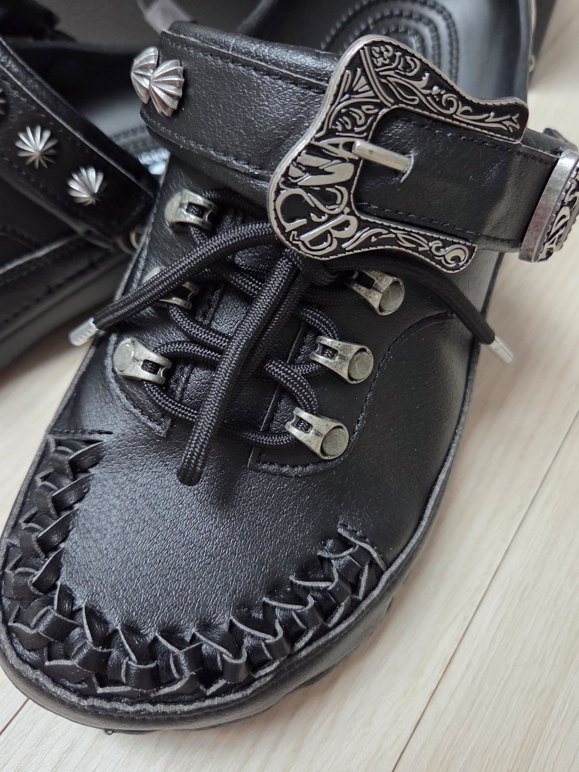 Crocs x Andersson Bell Classic Clog Black 착용 스타일 - 3