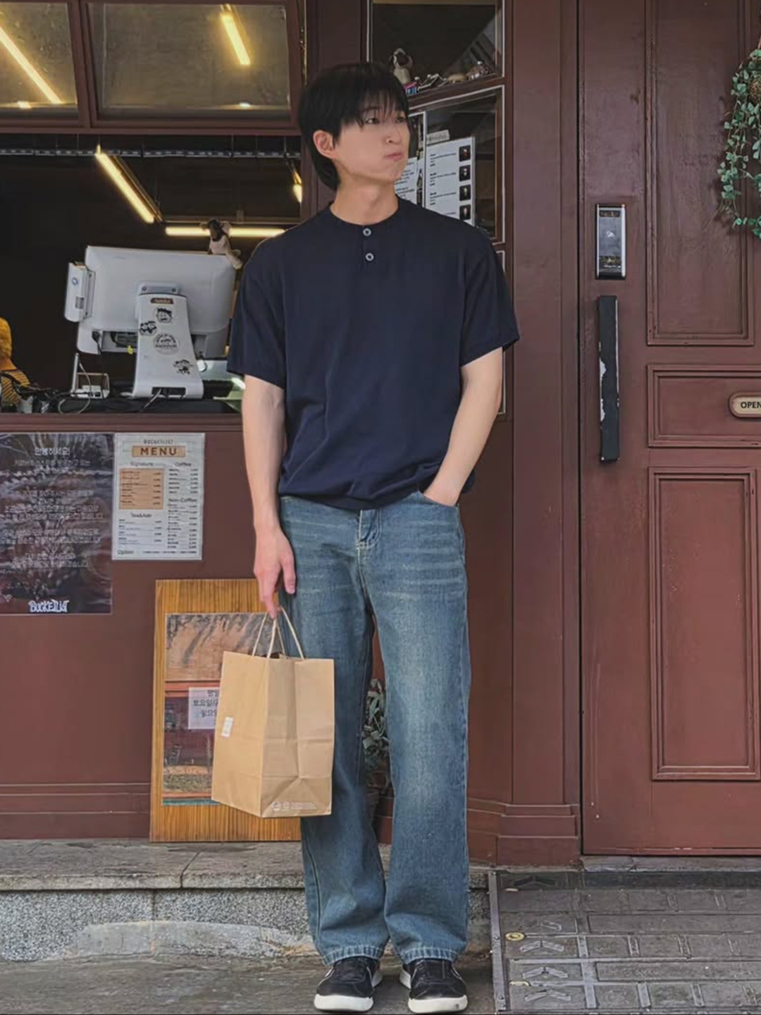 Knitted Shelron Cooling Single Crop Henly-Neck Knit Navy 착용 스타일 - 3