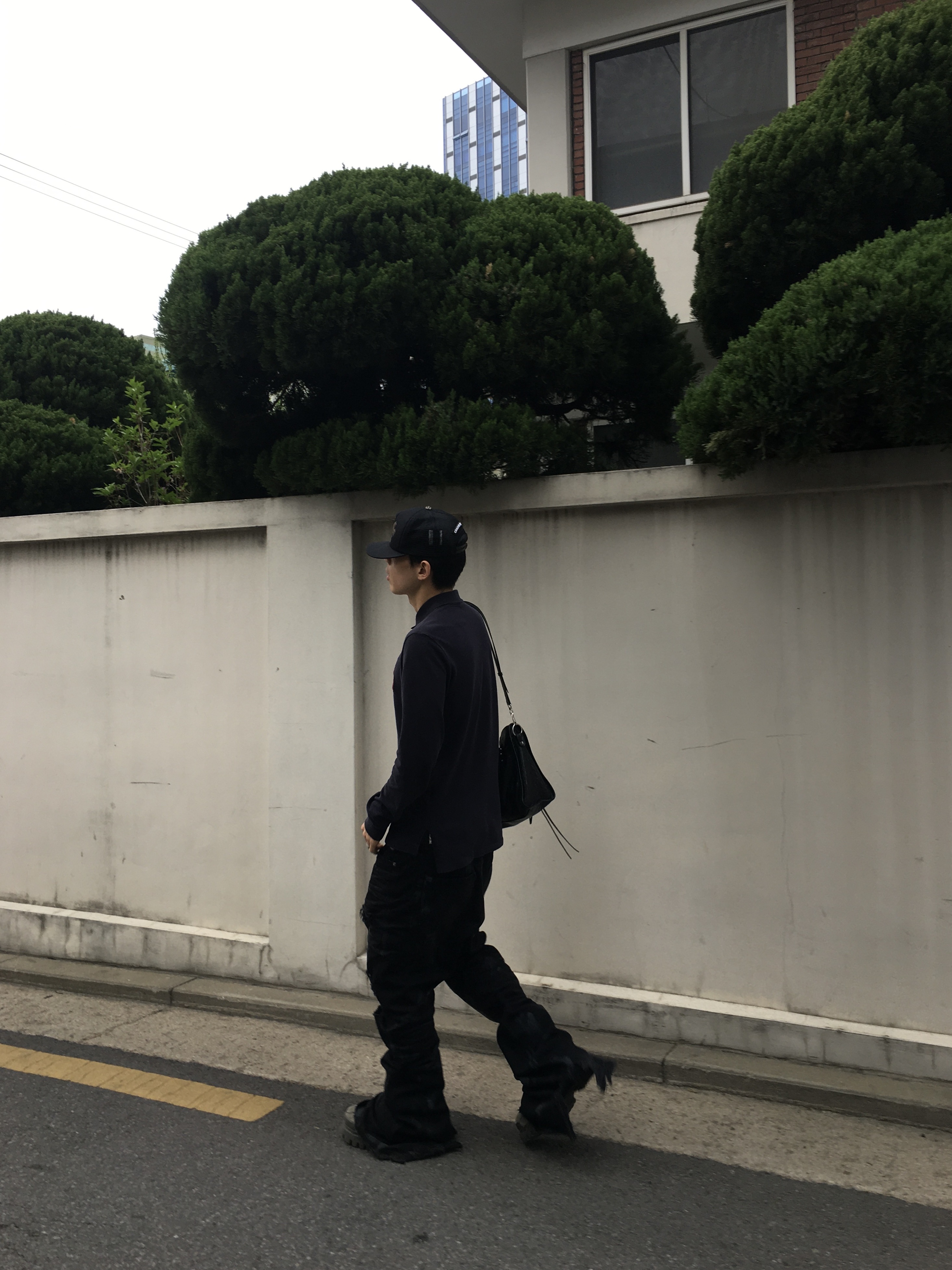 Balenciaga Combat Strike 20mm Boot Kaki, Balenciaga Le City Bag Medium In Black 착용 스타일 - 2