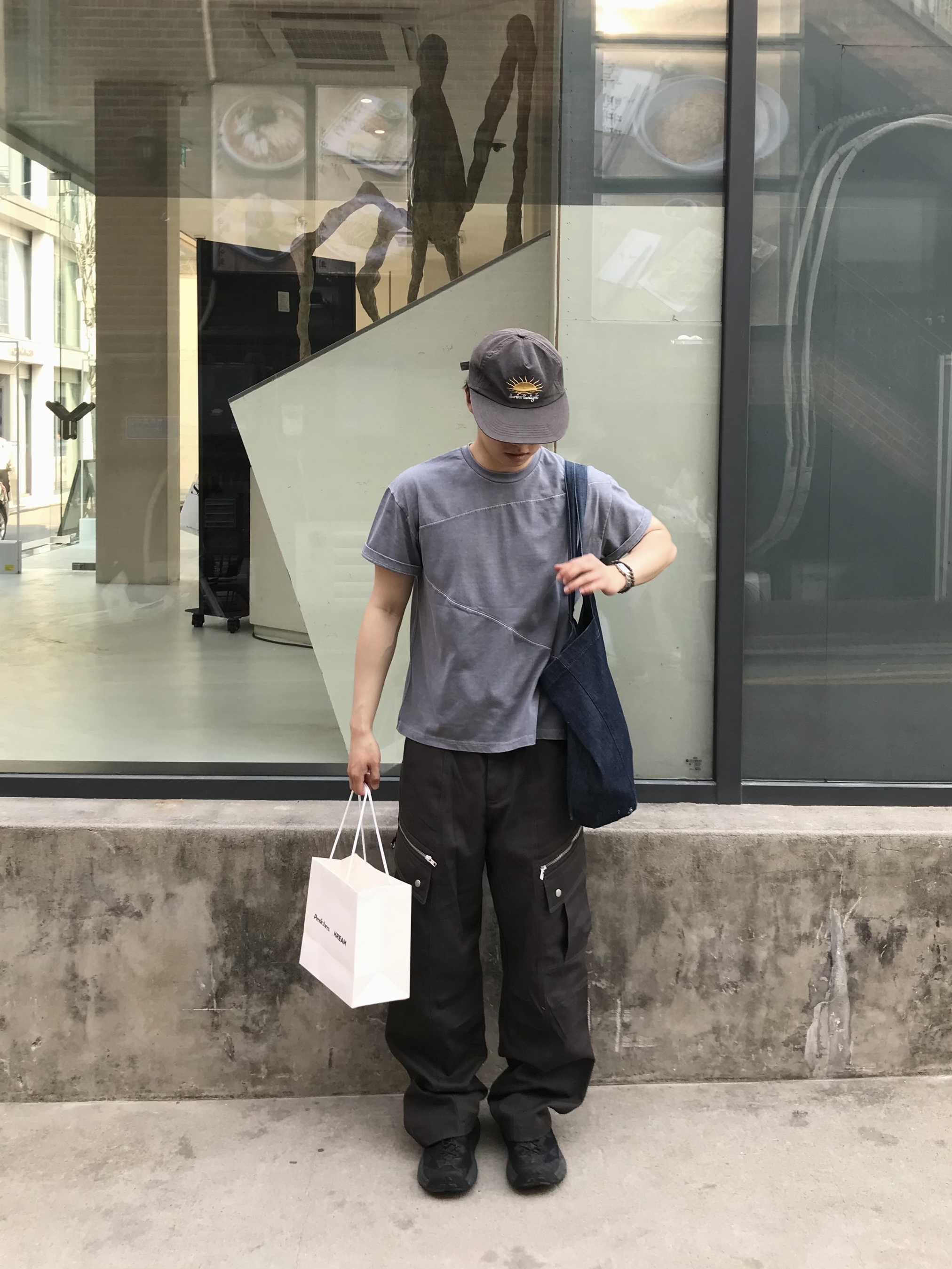 Hoka Hopara 2 Black, A.P.C. Daniela Shopping Bag Indigo 착용 스타일 - 3