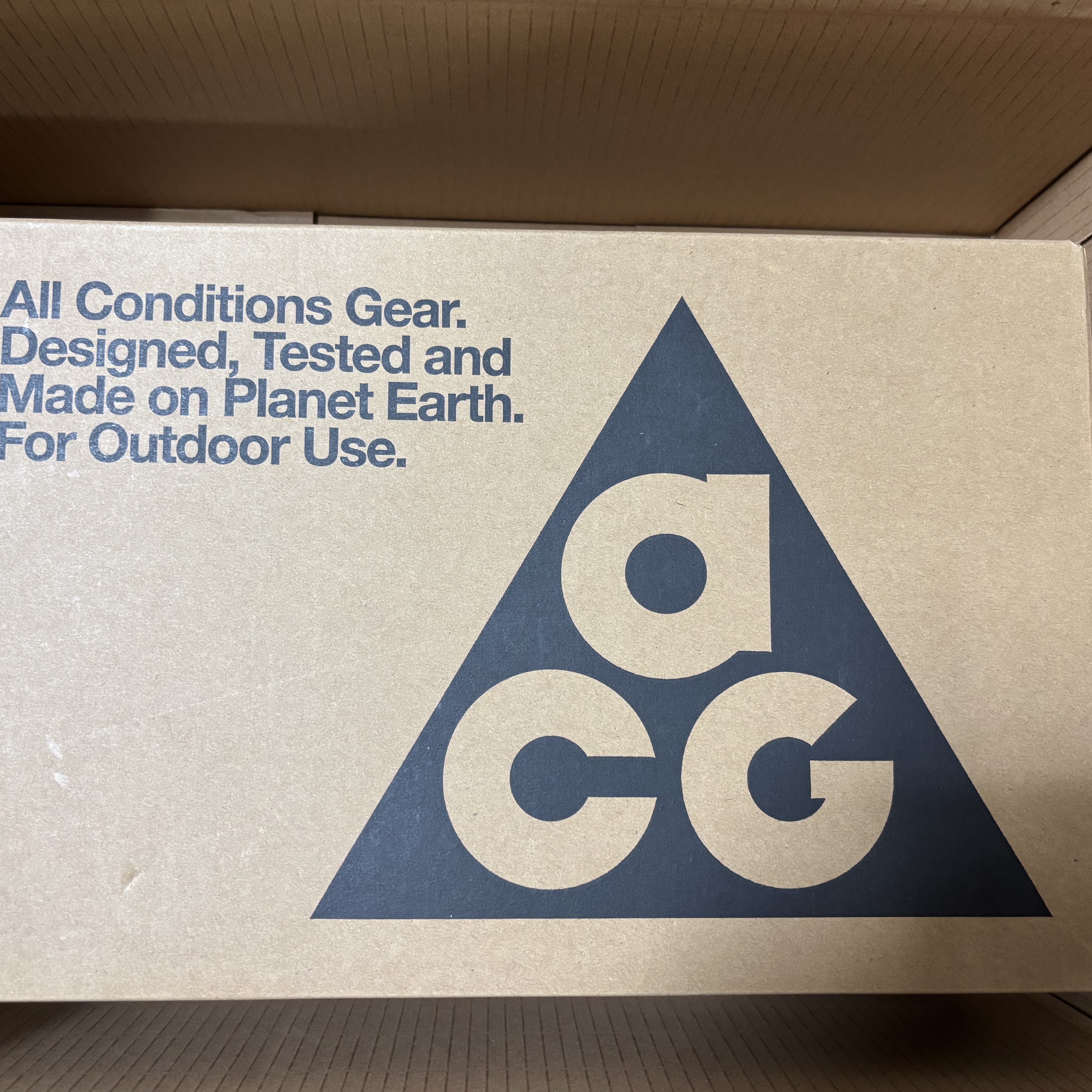 Nike ACG Mountain Fly Low Gore-Tex SE Dark Smoke Grey 착용 스타일 - 1