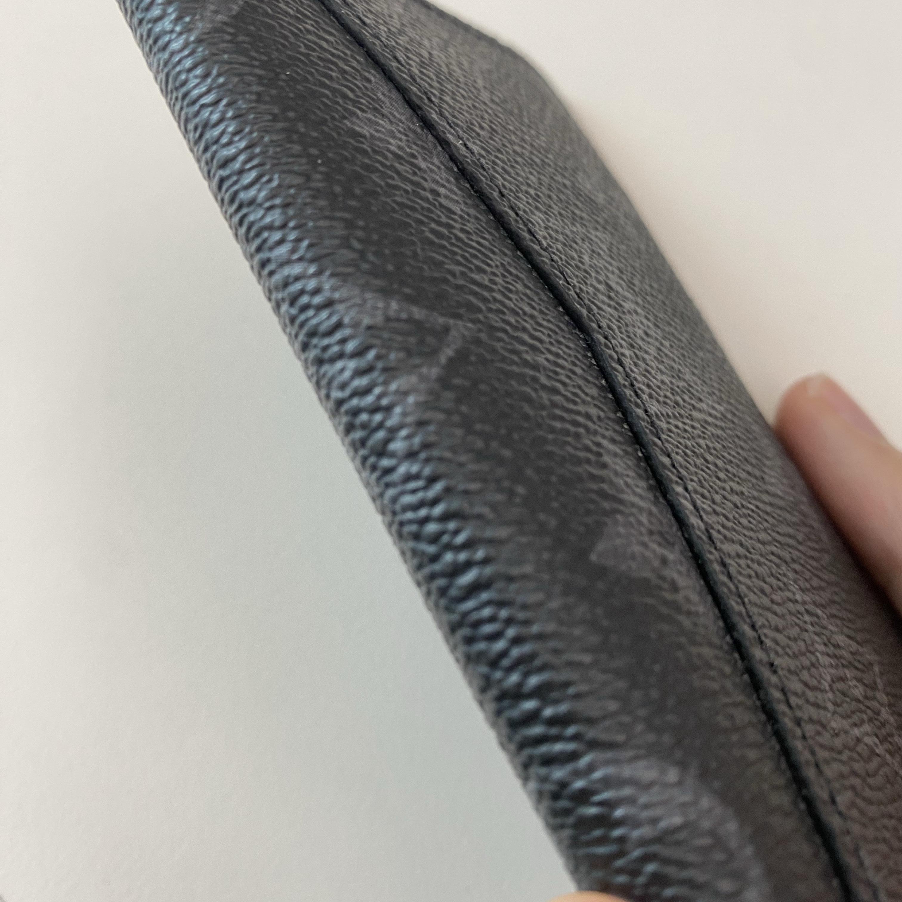 Louis Vuitton Pocket Organizer Monogram Eclipse 착용 스타일 - 3