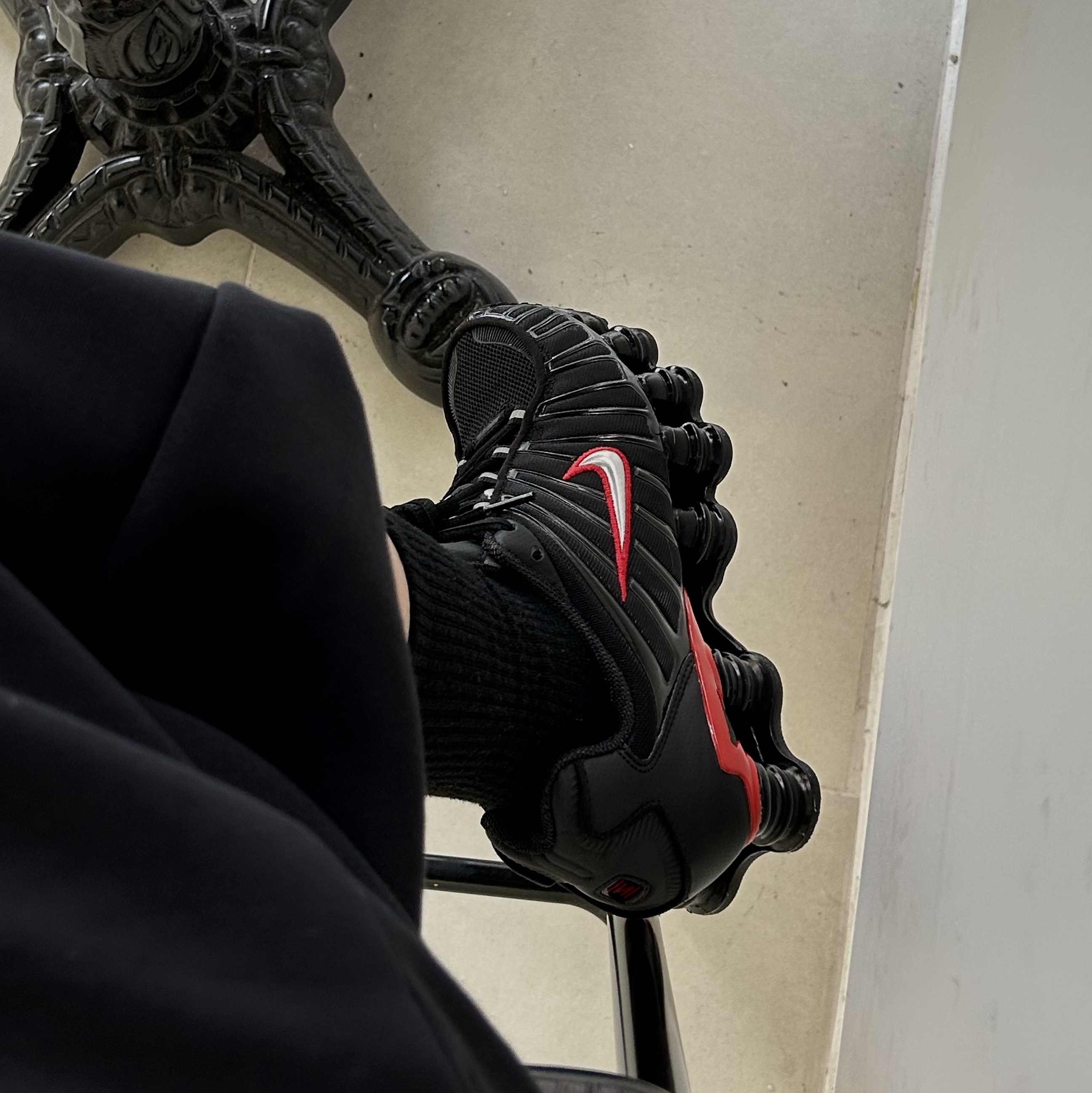 Nike Shox TL Black University Red 착용 스타일